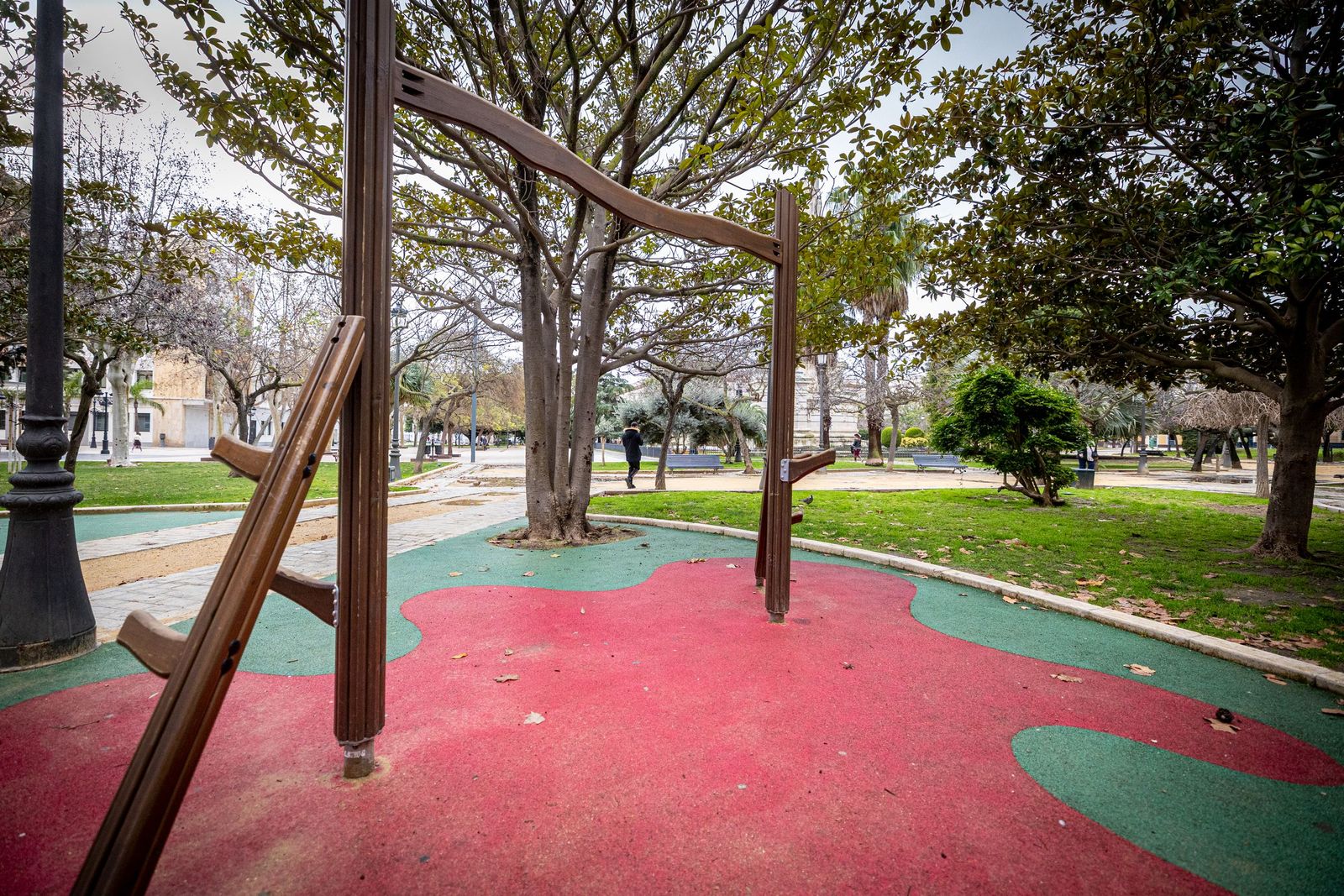 Las imágenes del mal estado de la Plaza de España en Cádiz