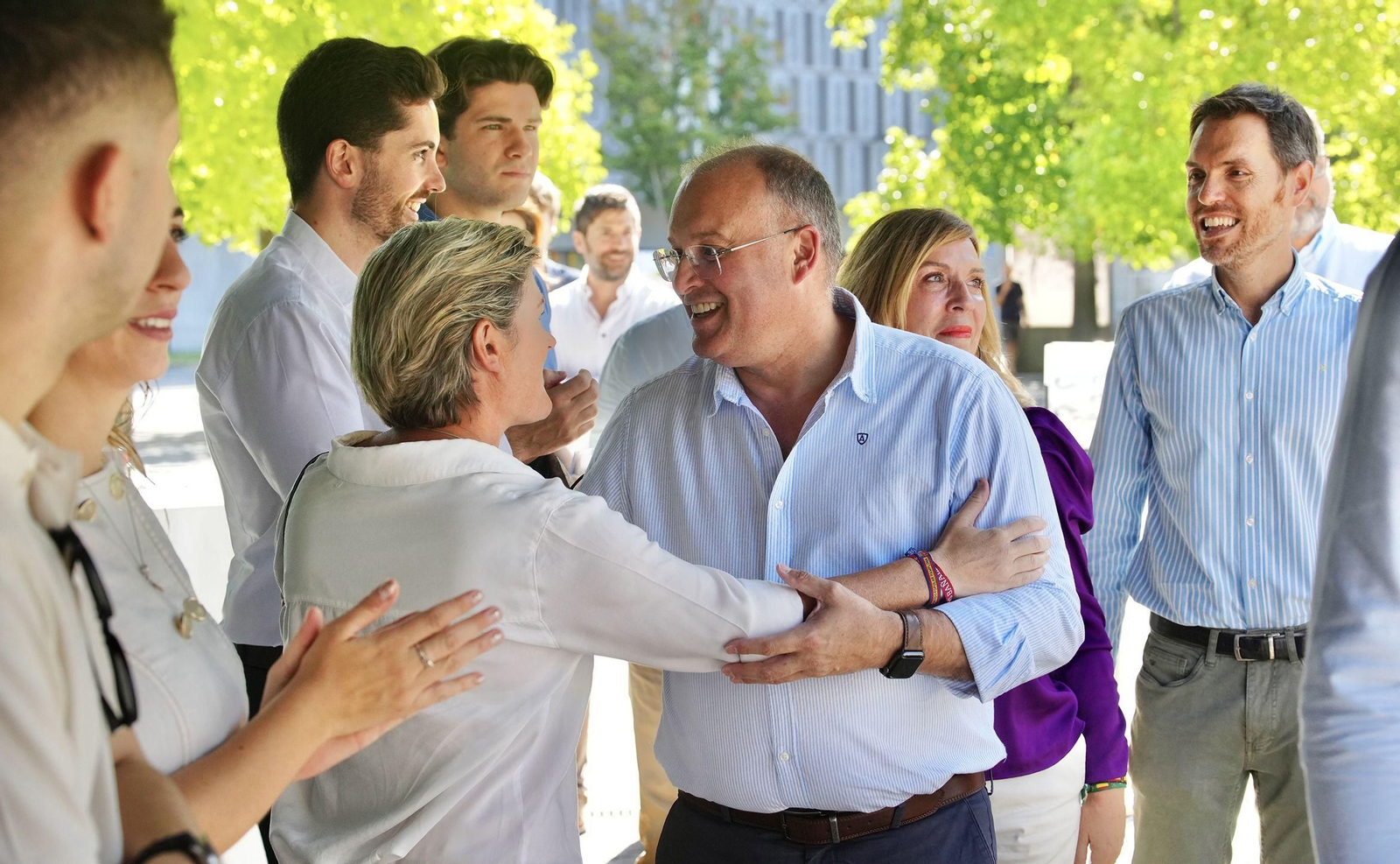 El secretario general del PP, Miguel Tellado, saluda a una simpatizante en un acto del PP en Pamplona.