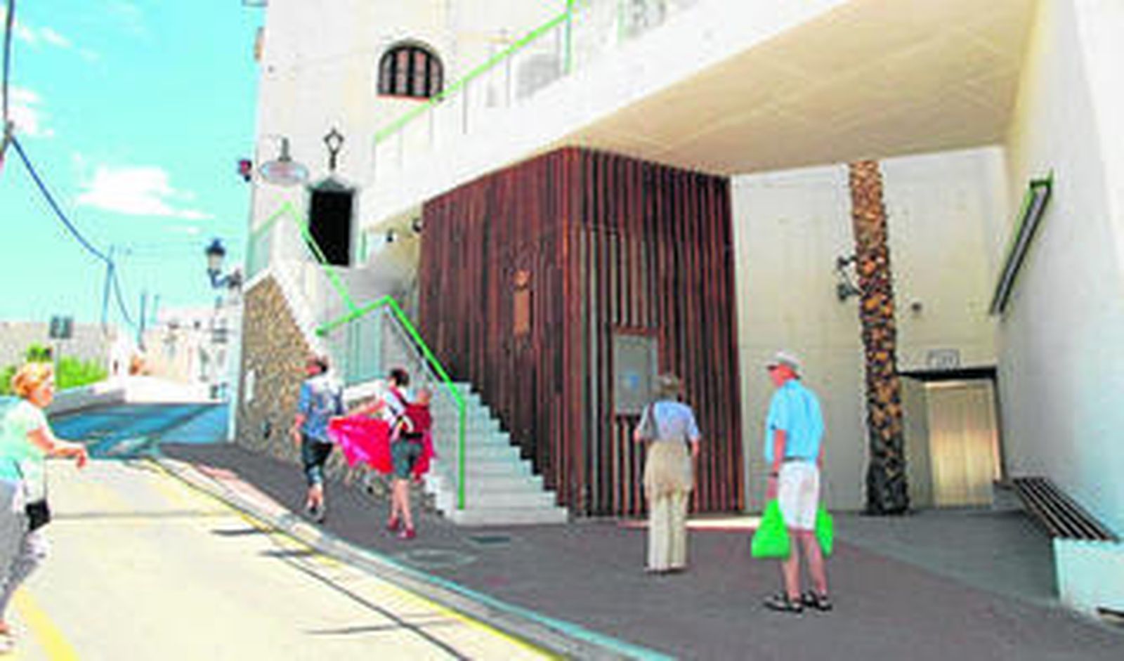 Entrada al edificio del ascensor que comunica la parte baja y alta del pueblo de Mojácar.