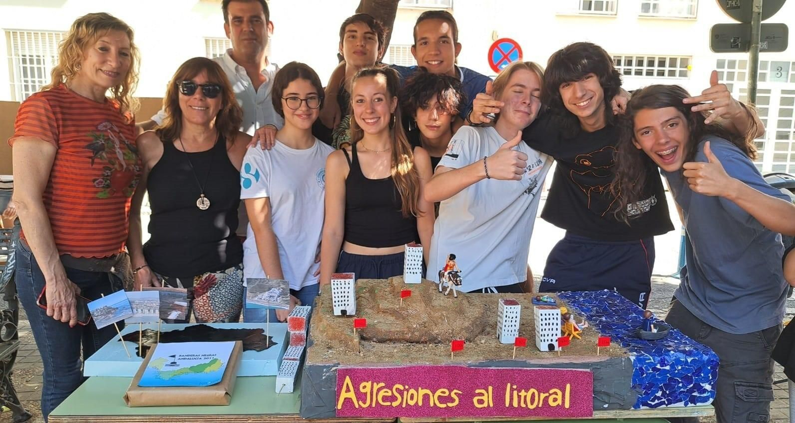 Alumnos y profesores del IES Velázquez en la Plaza de San Leandro celebrando el Día Mundial del Medio Ambiente