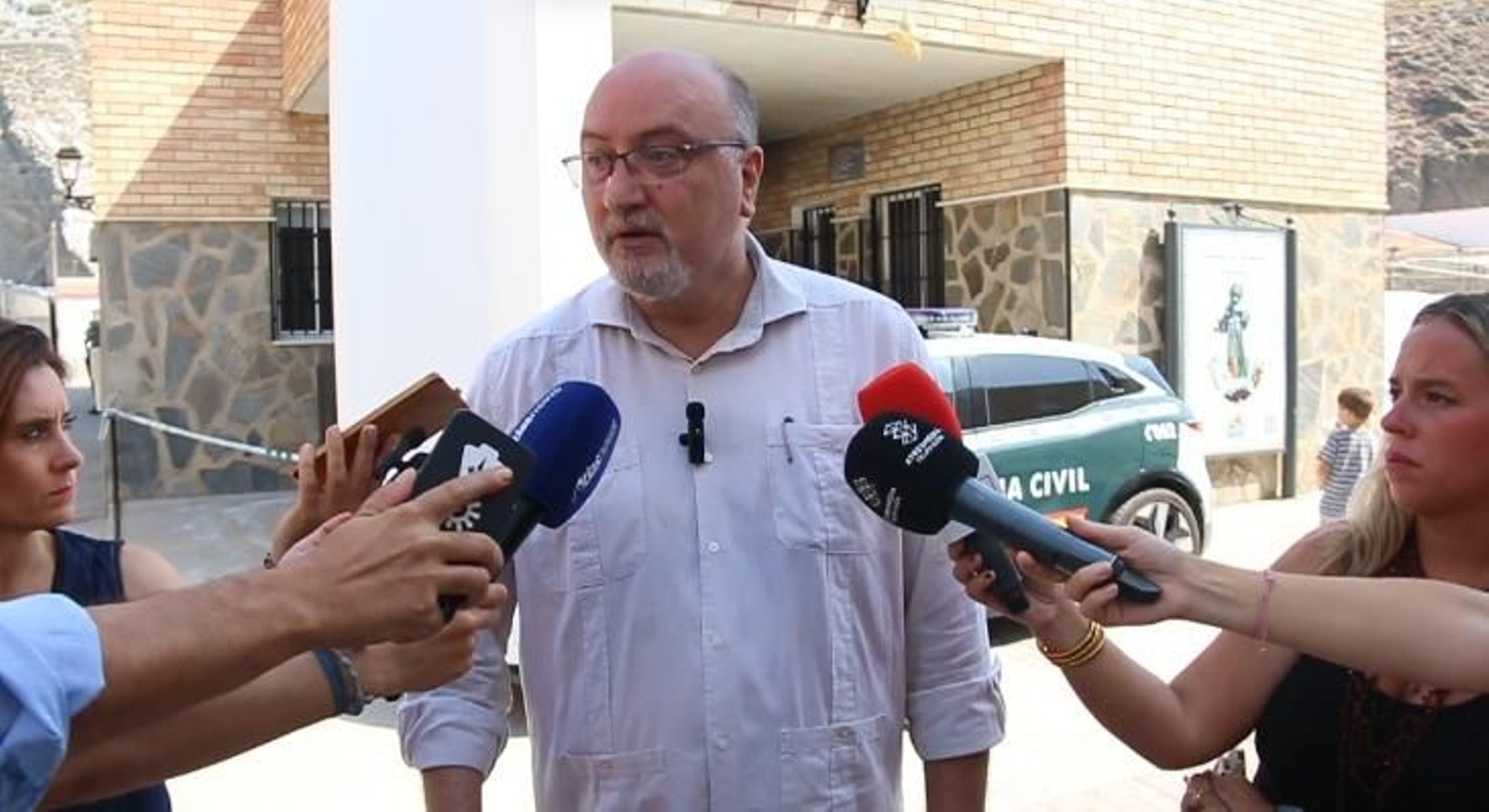 El portavoz adjunto de Vox en el Parlamento andaluz, Ricardo López, atiende a los medios ante la iglesia de la pedanía de El Pozuelo