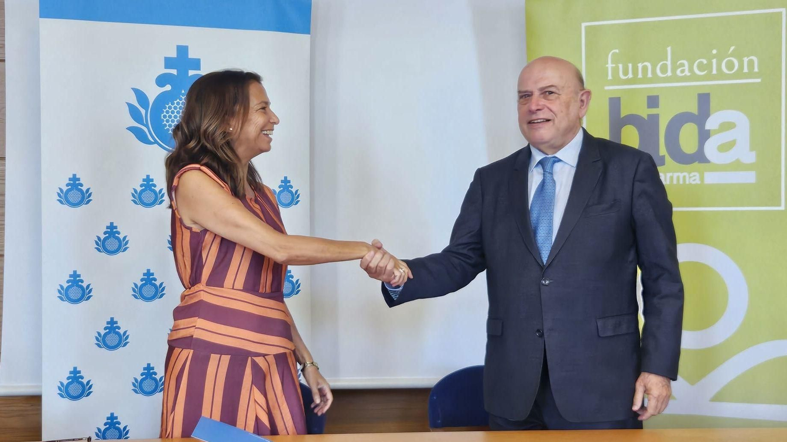 La directora territorial de Andalucía y Canarias de San Juan de Dios, María José Daza, firma el convenio de colaboración con el presidente de la Fundación Bidafarma, Leandro Martínez.