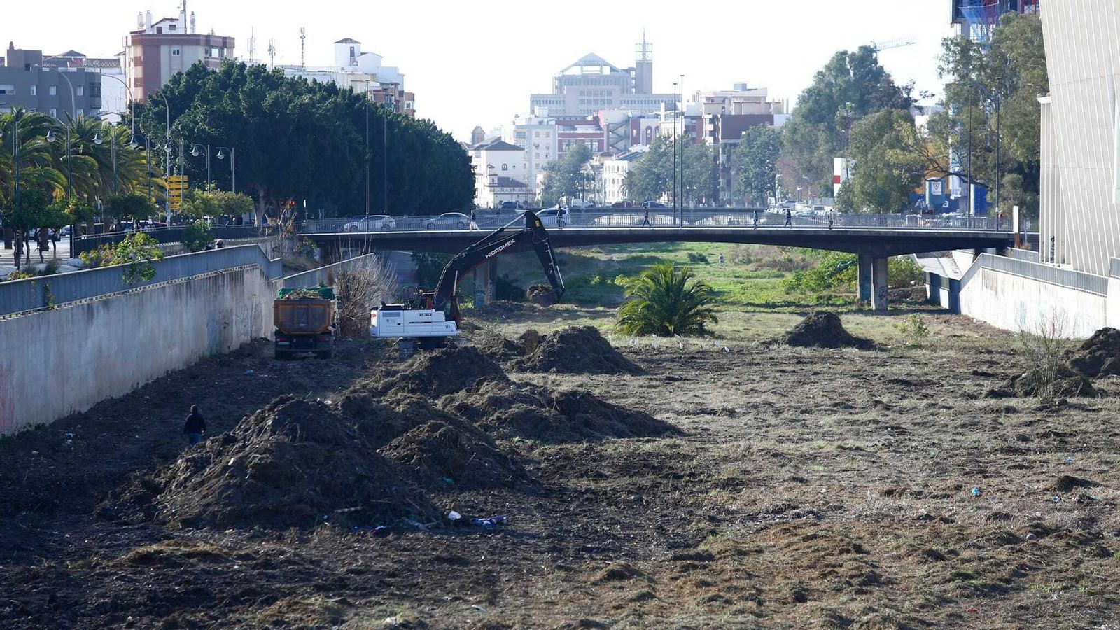 Obras en el cauce del Gudalmedina.