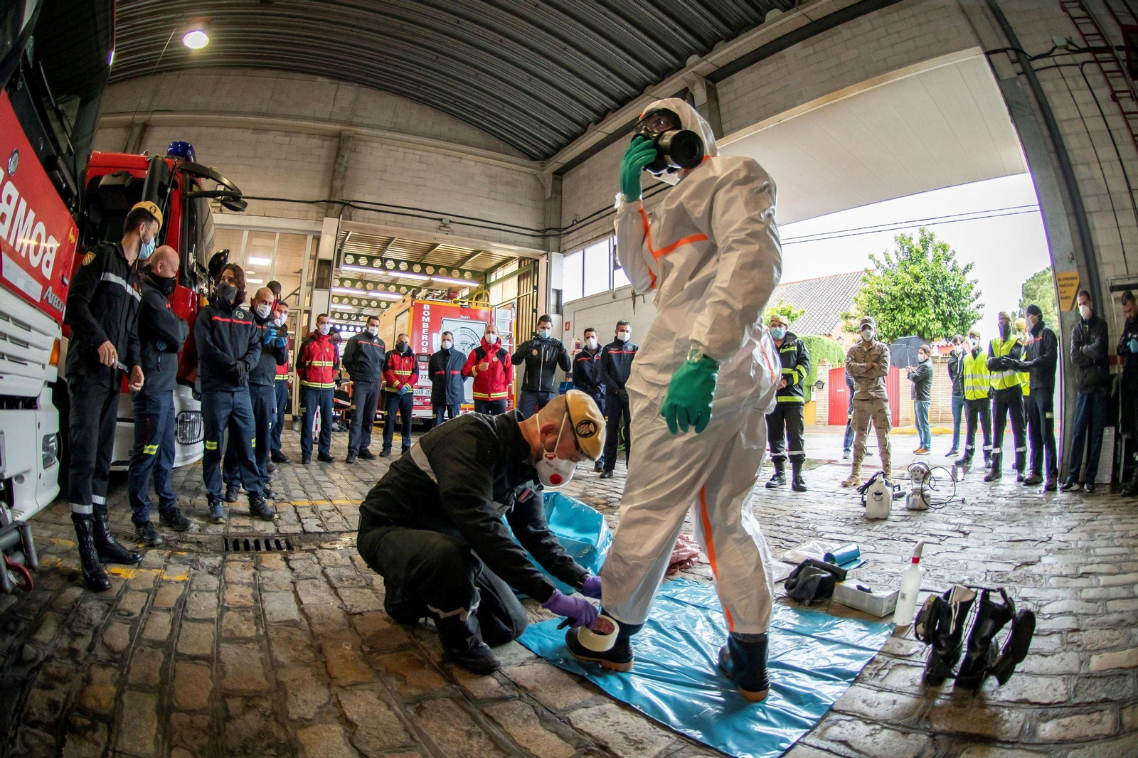 Efectivos del UME formando en tareas de desinfección a bomberos de Dos Hermanas, que tendrá a una unidad dedicada a esta tarea.