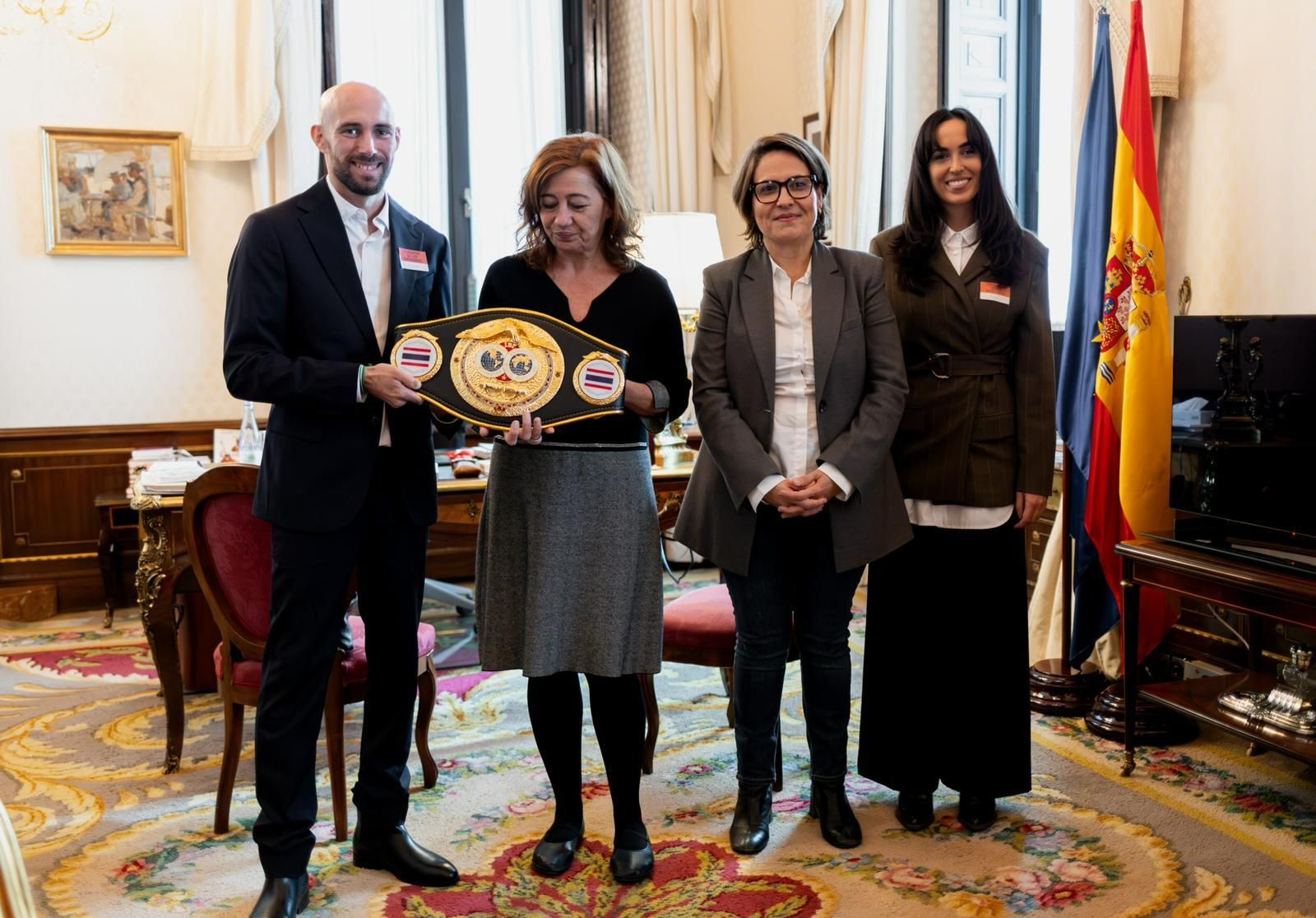 Carlos Coello mostró el cinturón de su último título mundial a la presidenta del Congreso.