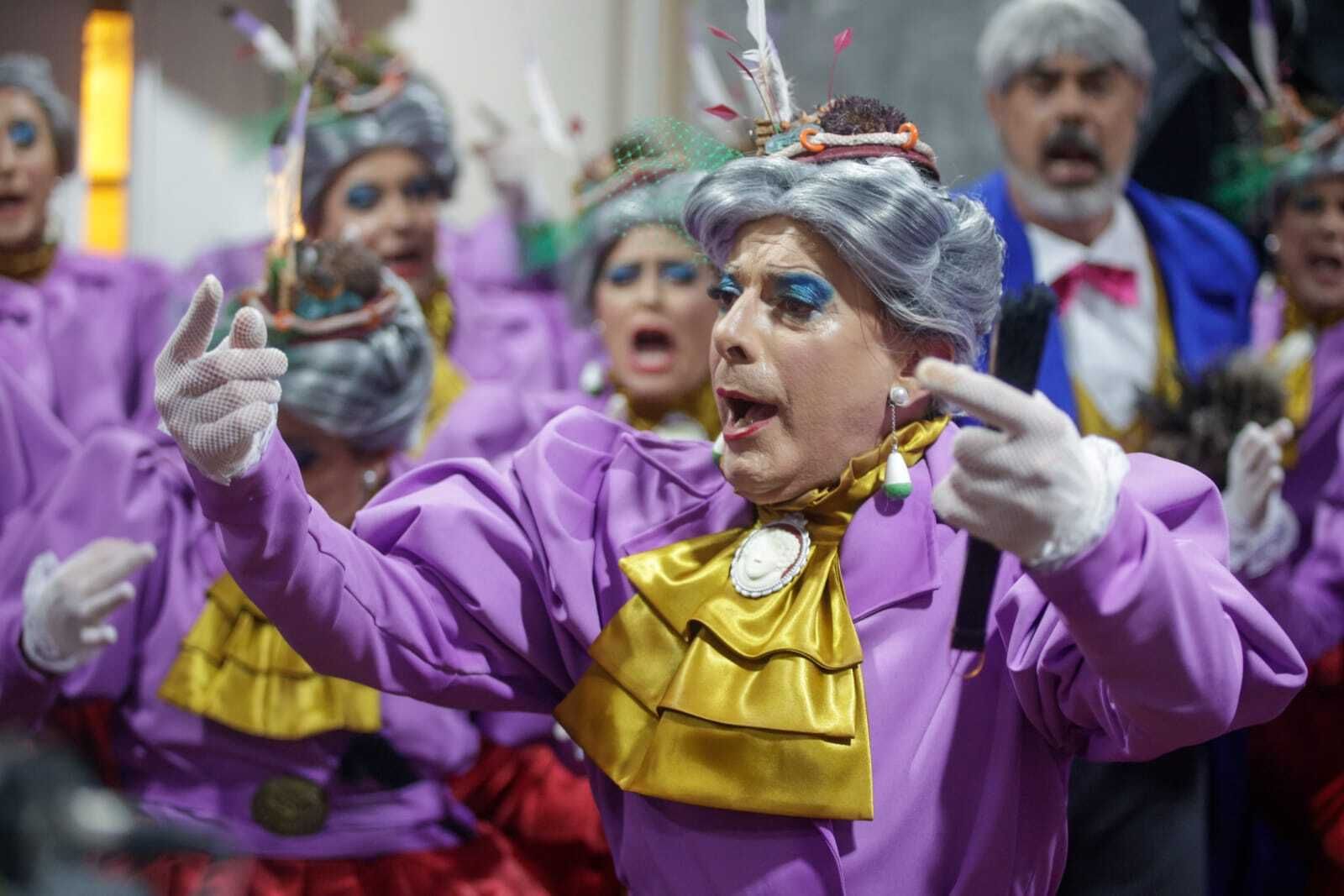 Paco Martínez Mora dirigiendo a su coro en los camerinos.