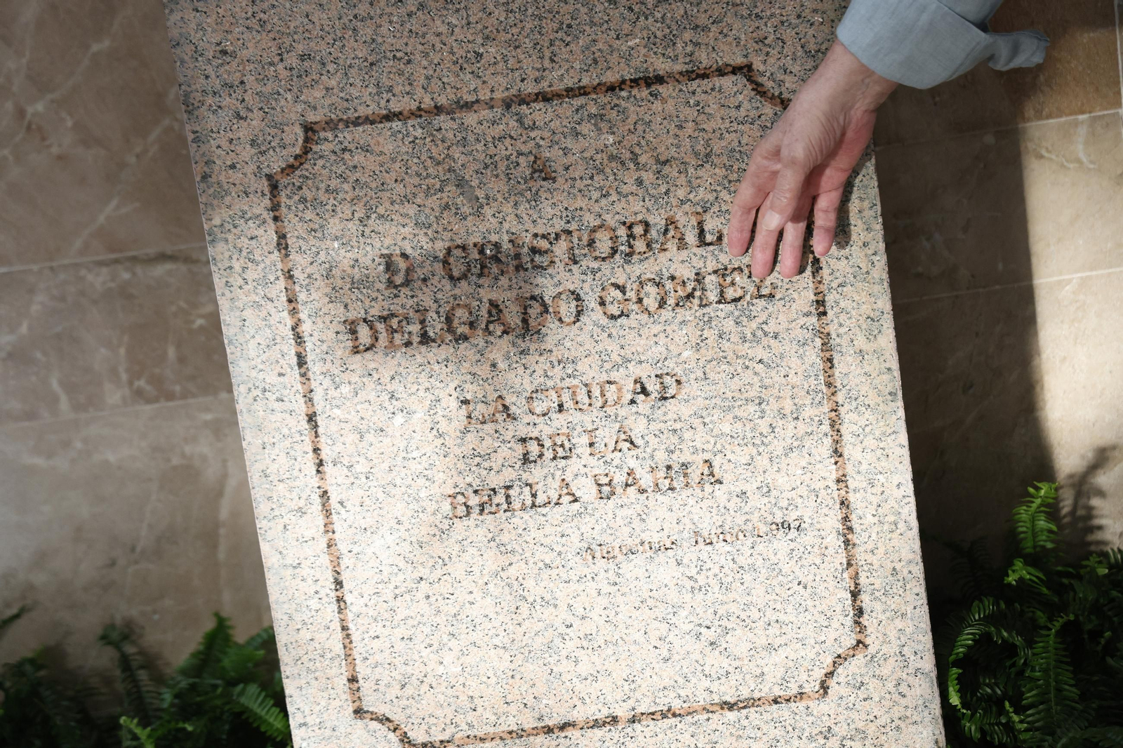 Las fotos de la reubicación del busto de Cristóbal Delgado en el Centro Documental