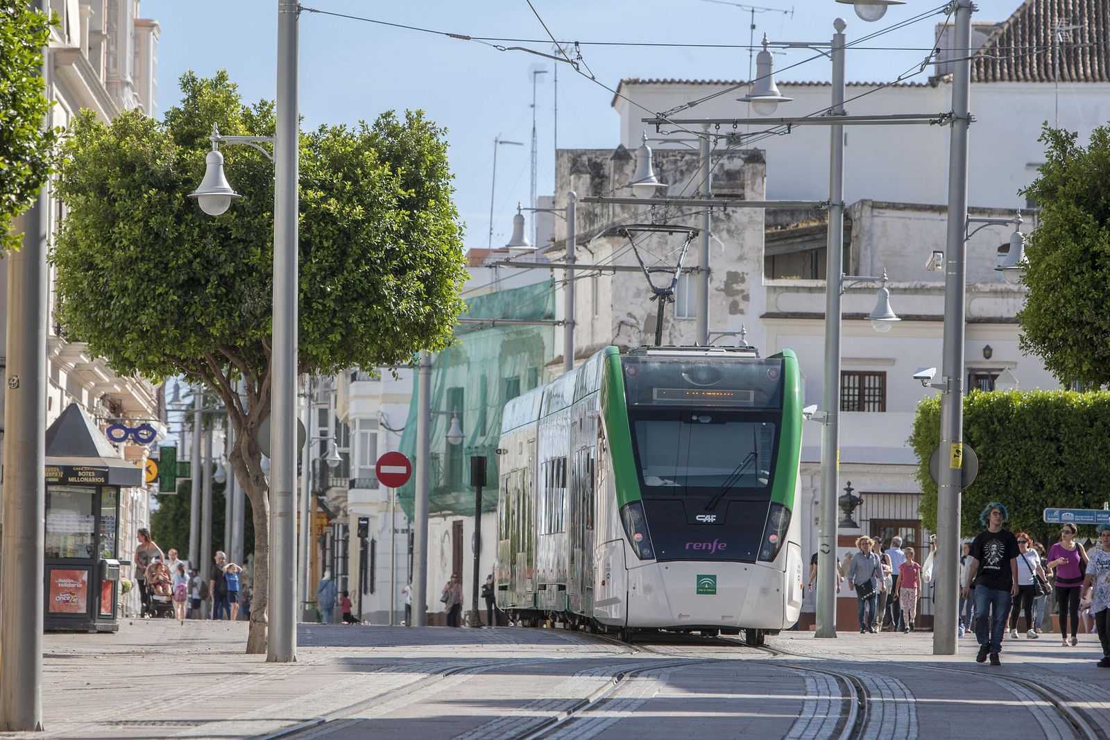 El tren-tranvía por la calle Real, durante sus últimas pruebas.