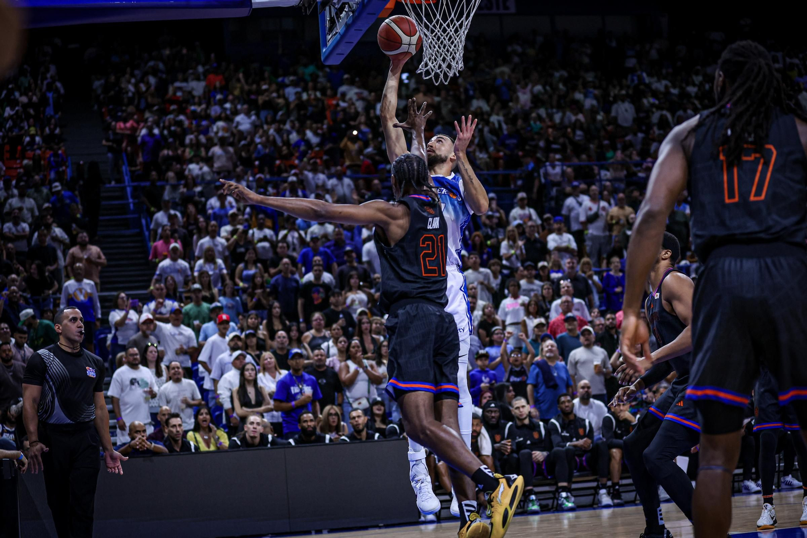 Show de Chris Duarte: 33 puntos y su equipo, a una victoria de la final