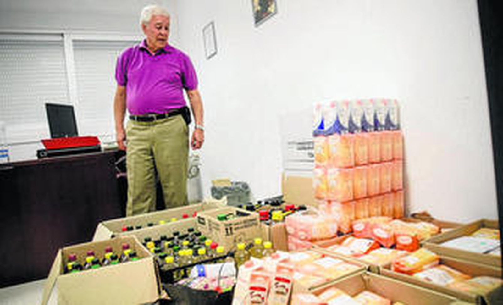 Rafael Barberi, presidente de la asociación vecinal,  junto a los productos donados por los vecinos.