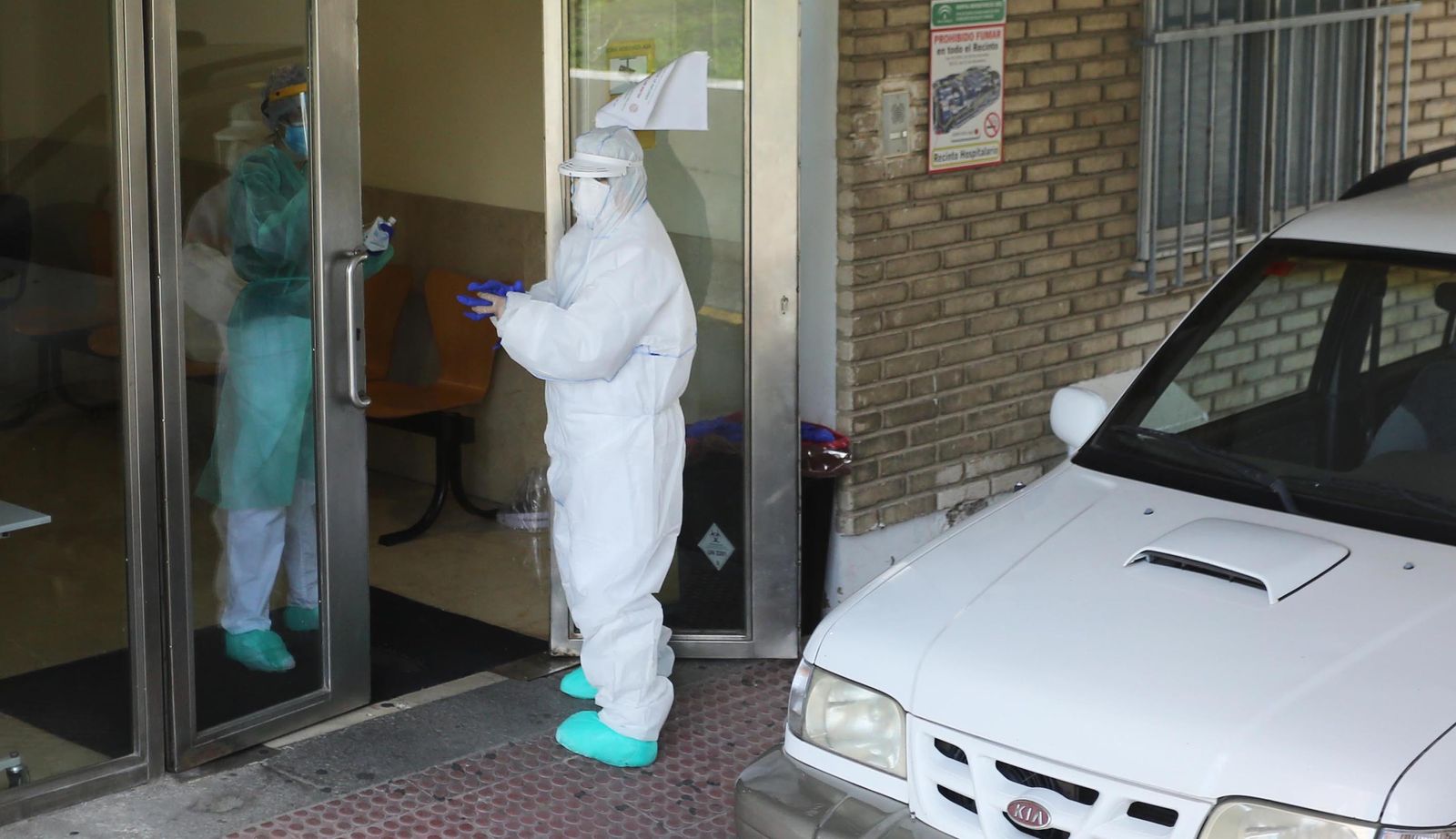 Recogida de muestras en el hospital de Jerez.