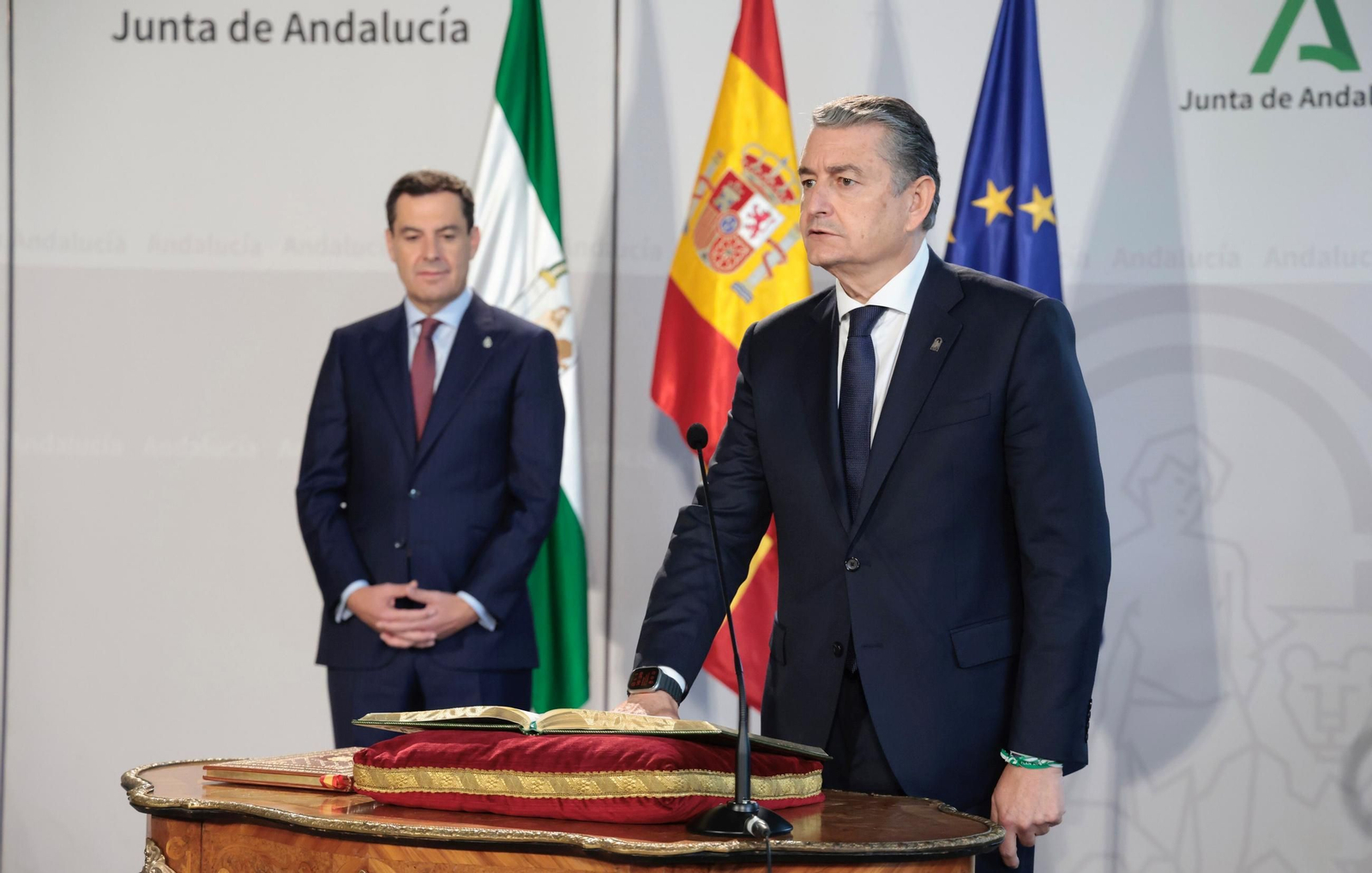 Antonio Sanz toma posesión como nuevo consejero en materia sanitaria.