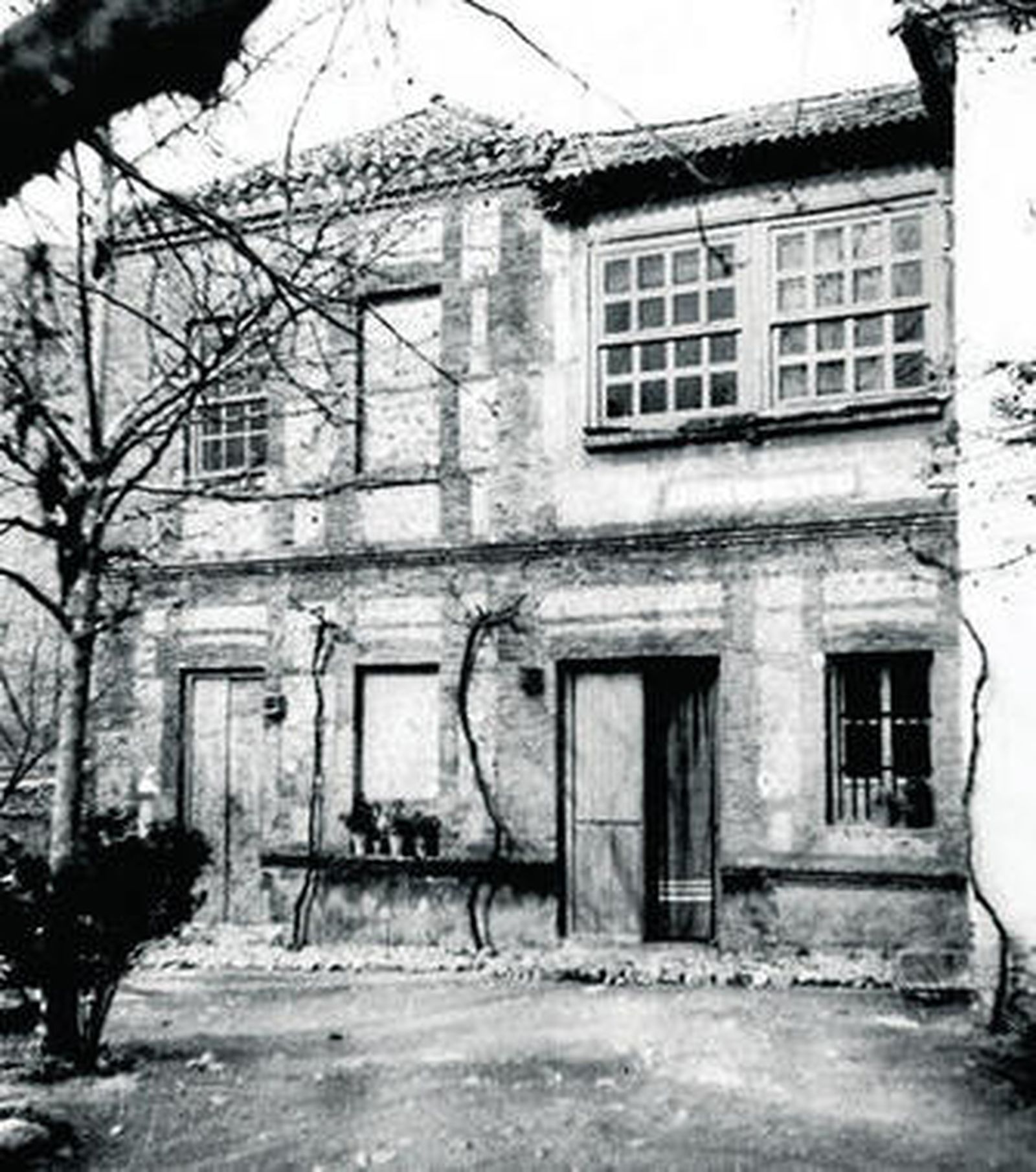 El edificio de Las Colonias donde Federico García Lorca pasó sus últimas horas, fotografiado por  Agustín Penón en la primera visita que hizo a Víznar acompañado por José Jover Tripaldi.