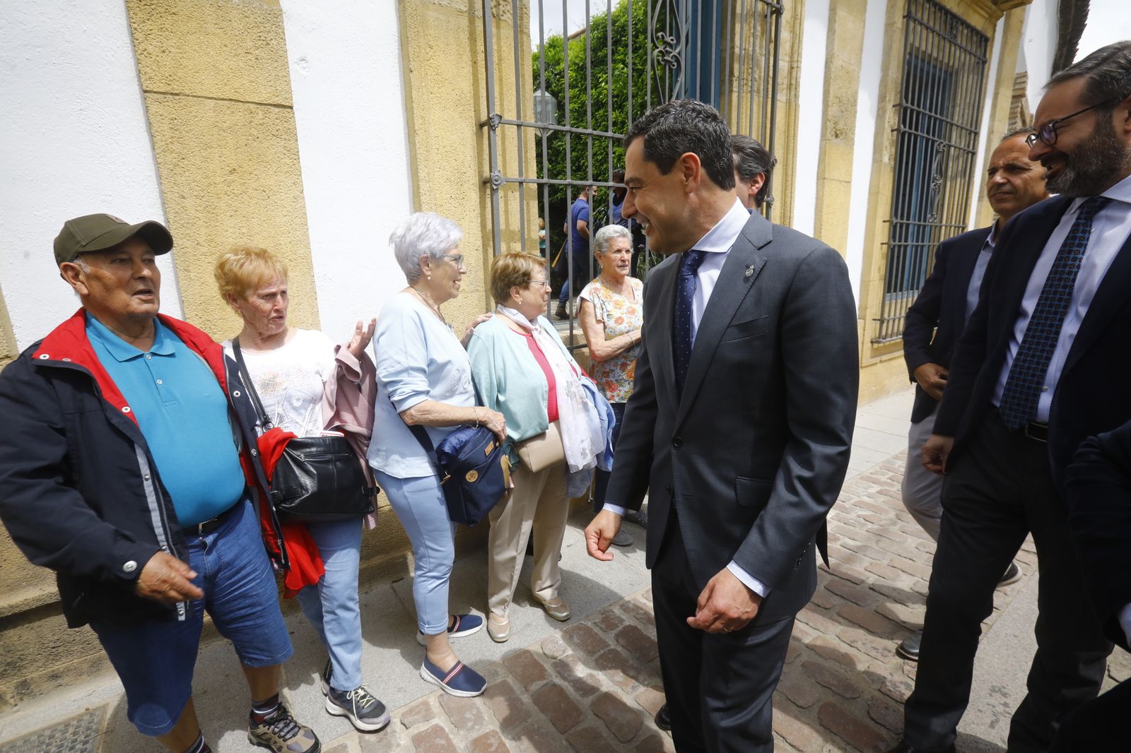 La visita de Juanma Moreno a los Patios de Córdoba, en imágenes.