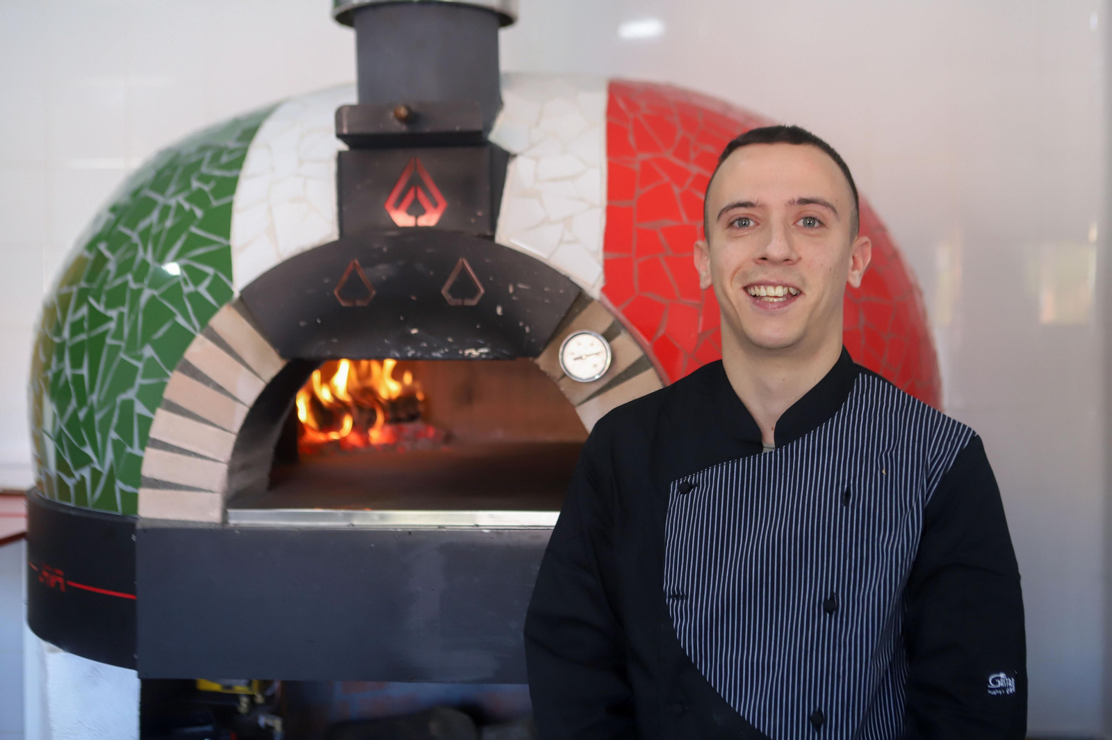 Elaboración de pizzas al autentico estilo italiano en Pizzeria Napoli, en imágenes