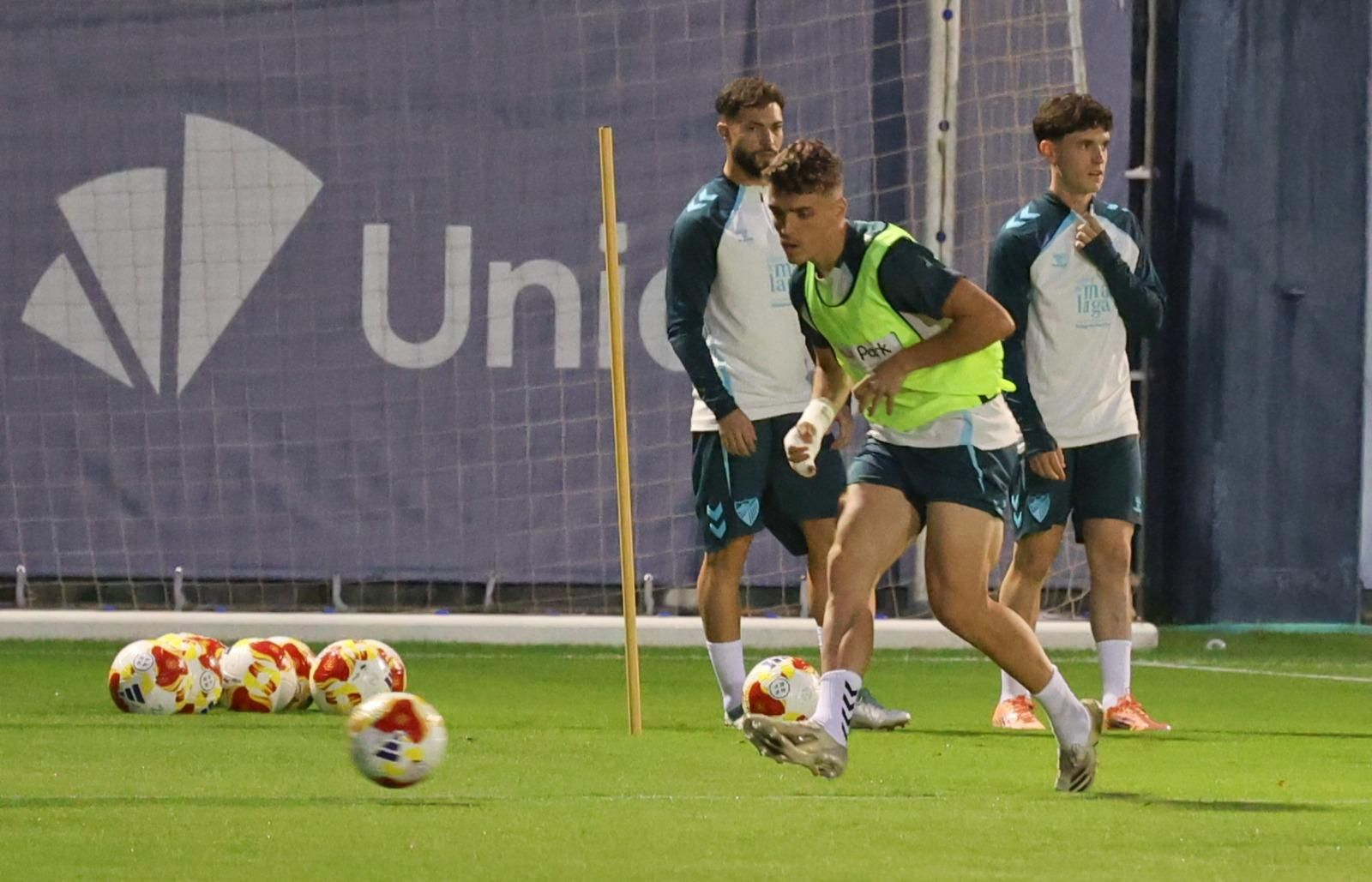 El Málaga CF prepara la cita de Copa ante el Estepona con los menos habituales apretando