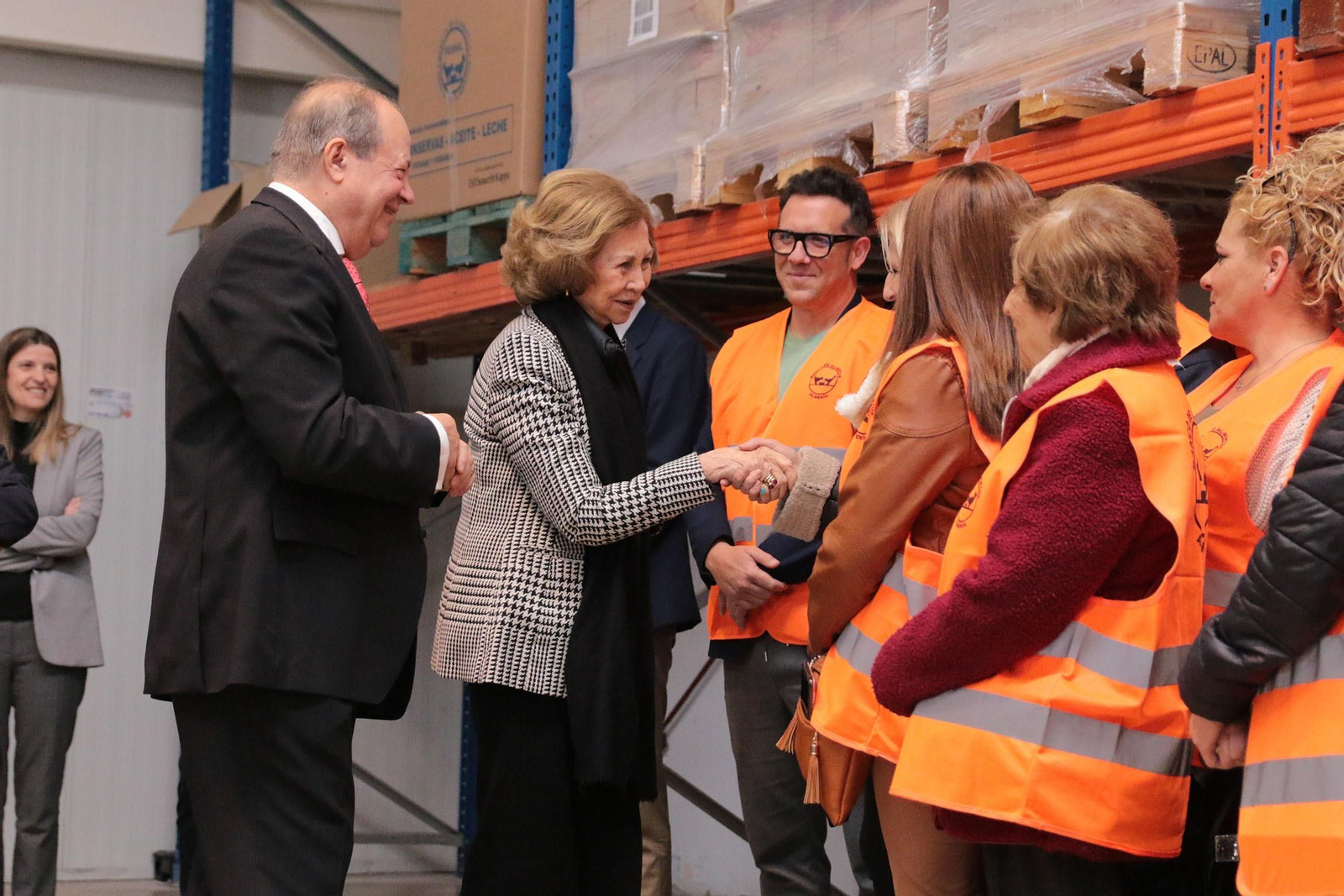 La Reina Sofía visita el Banco de Alimentos de Almería