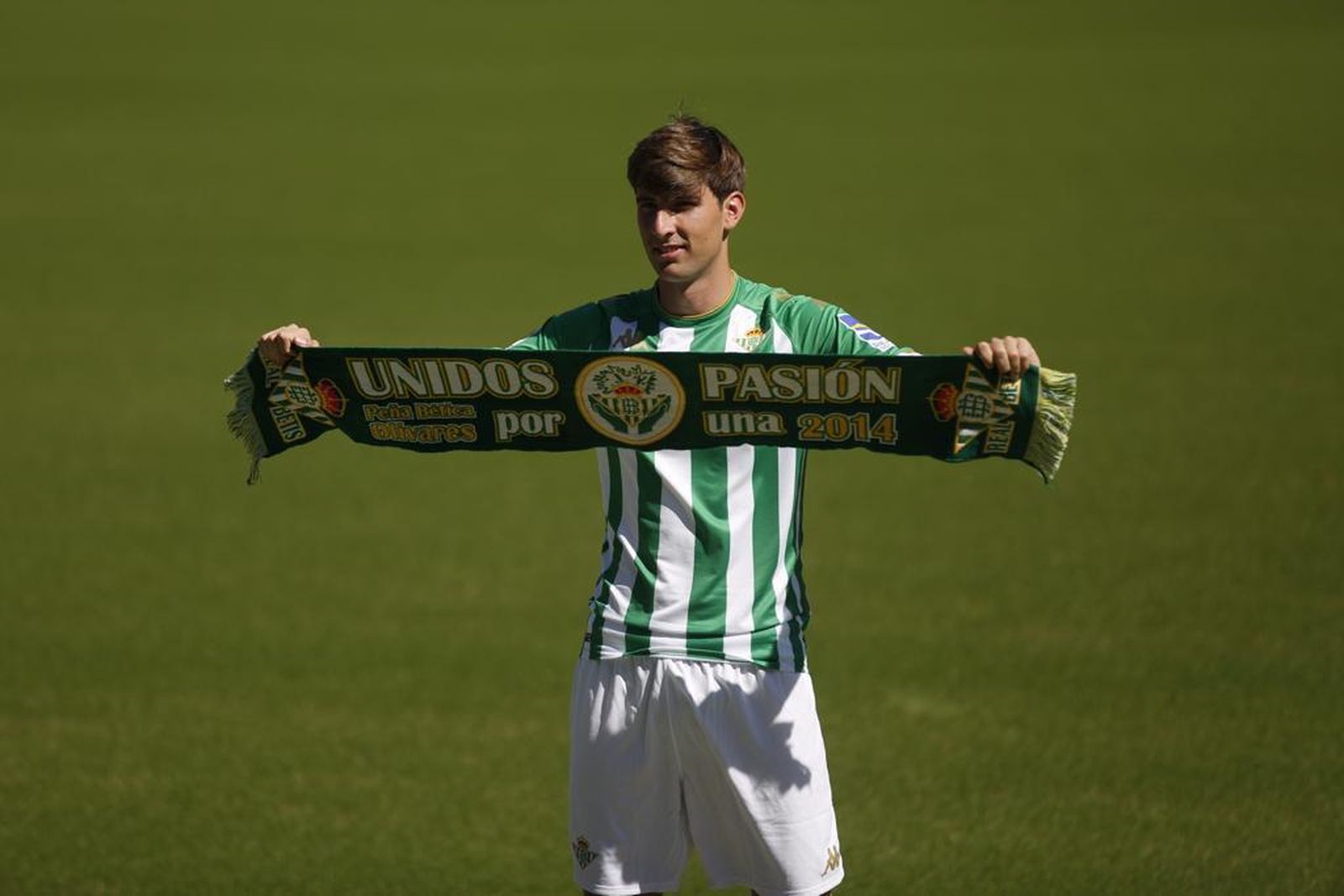 Miranda posa en el Villamarín vestido de verdiblanco y con una bufanda.