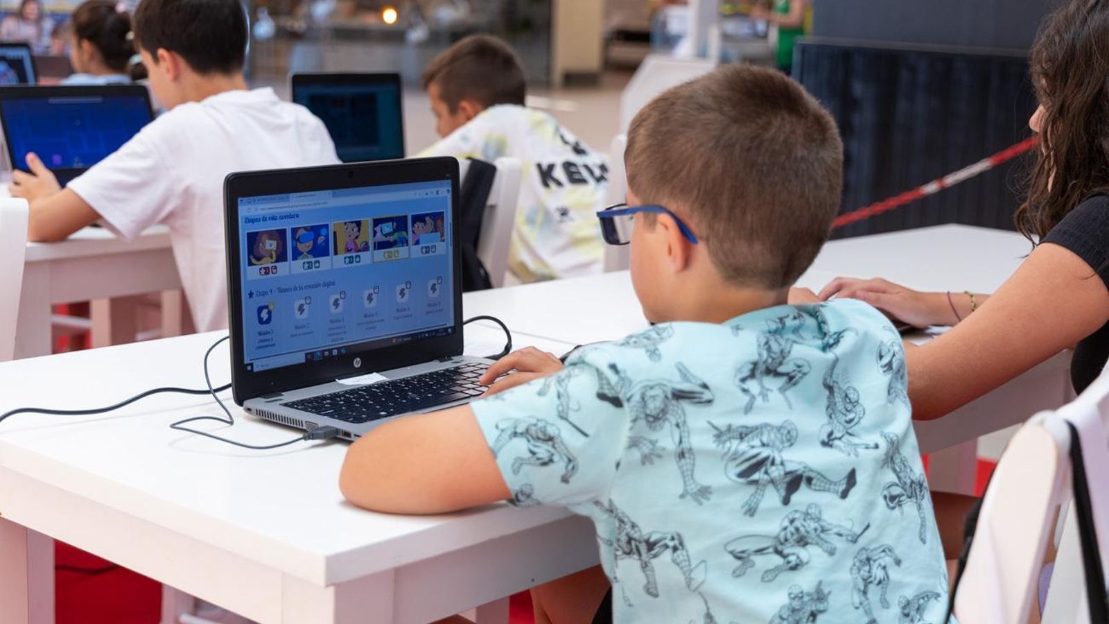 Así disfrutan los más jóvenes del campamento digital de La Loma,