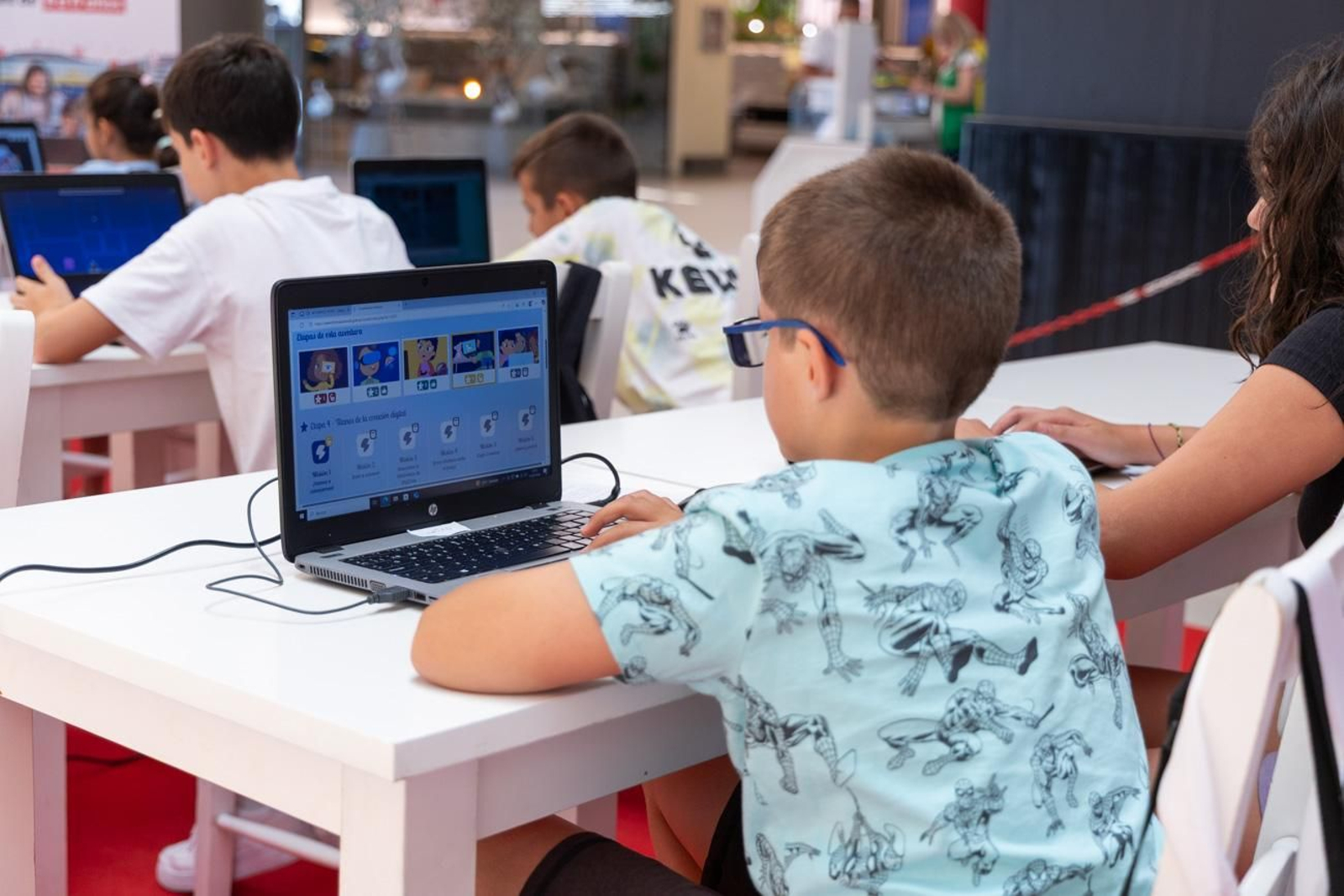 Así disfrutan los más jóvenes del campamento digital de La Loma,