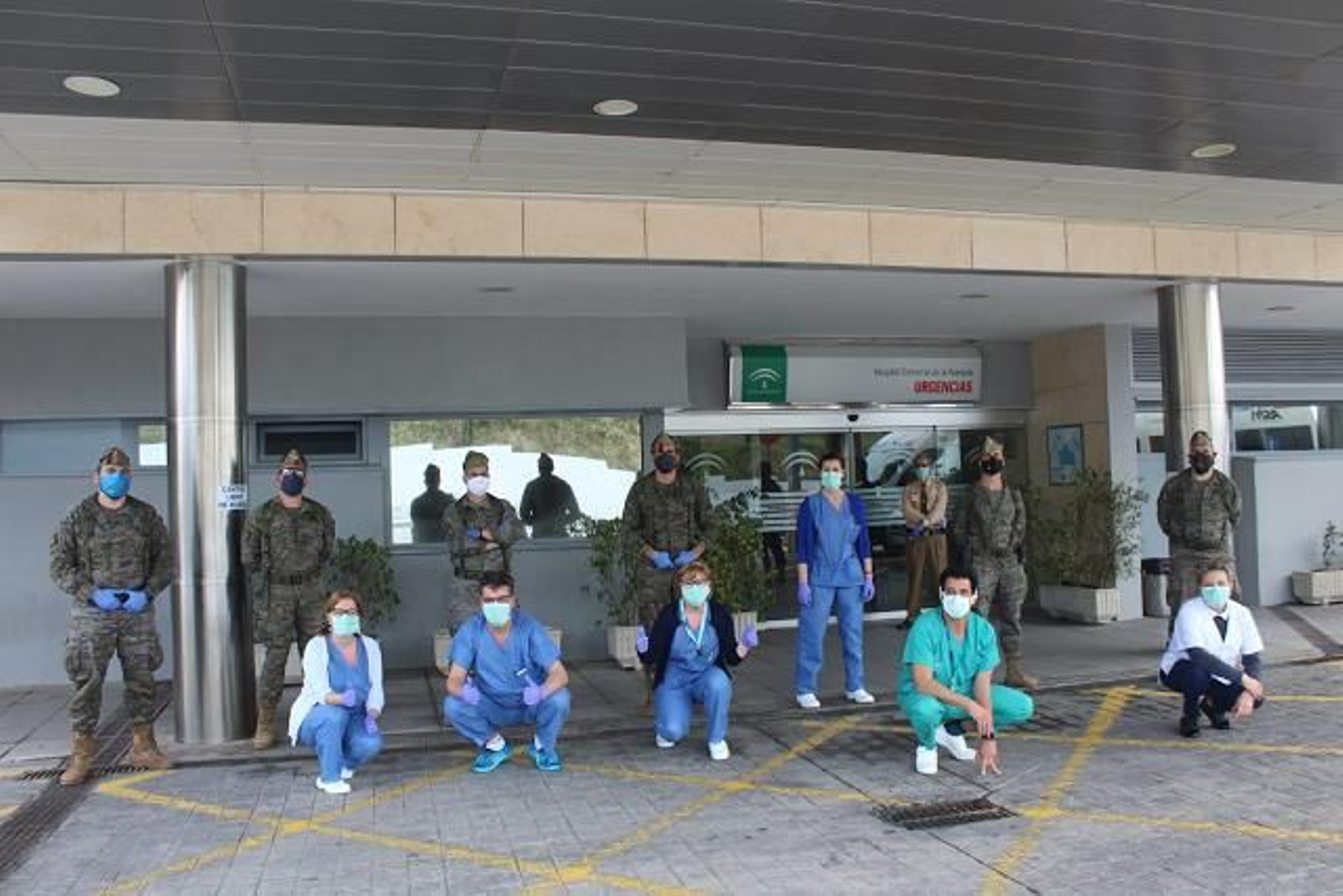 Legionarios junto a personal sanitario en el Hospital de la Axarquía.