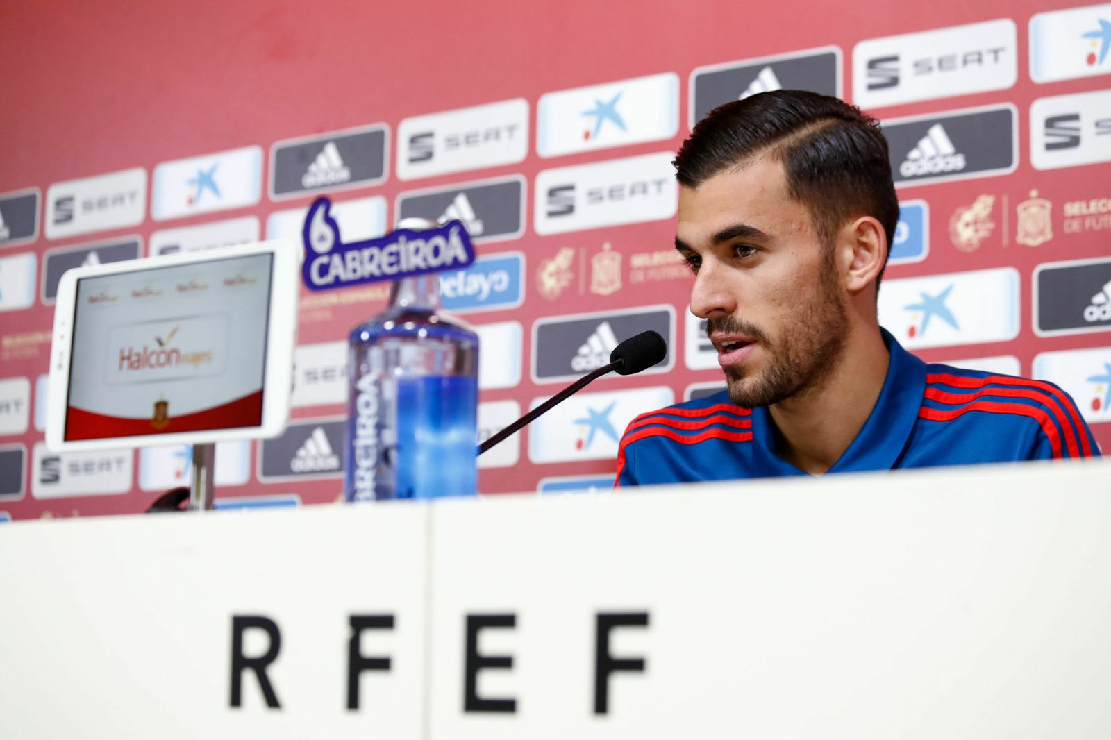 Dani Ceballos, en una rueda de prensa con la selección española.