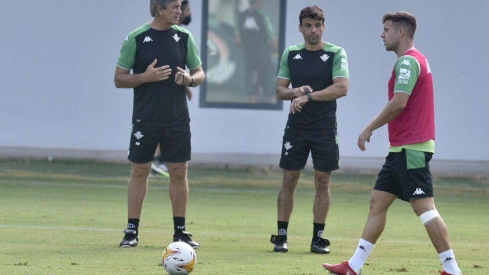 Manuel Pellegrini observa el entrenamiento.