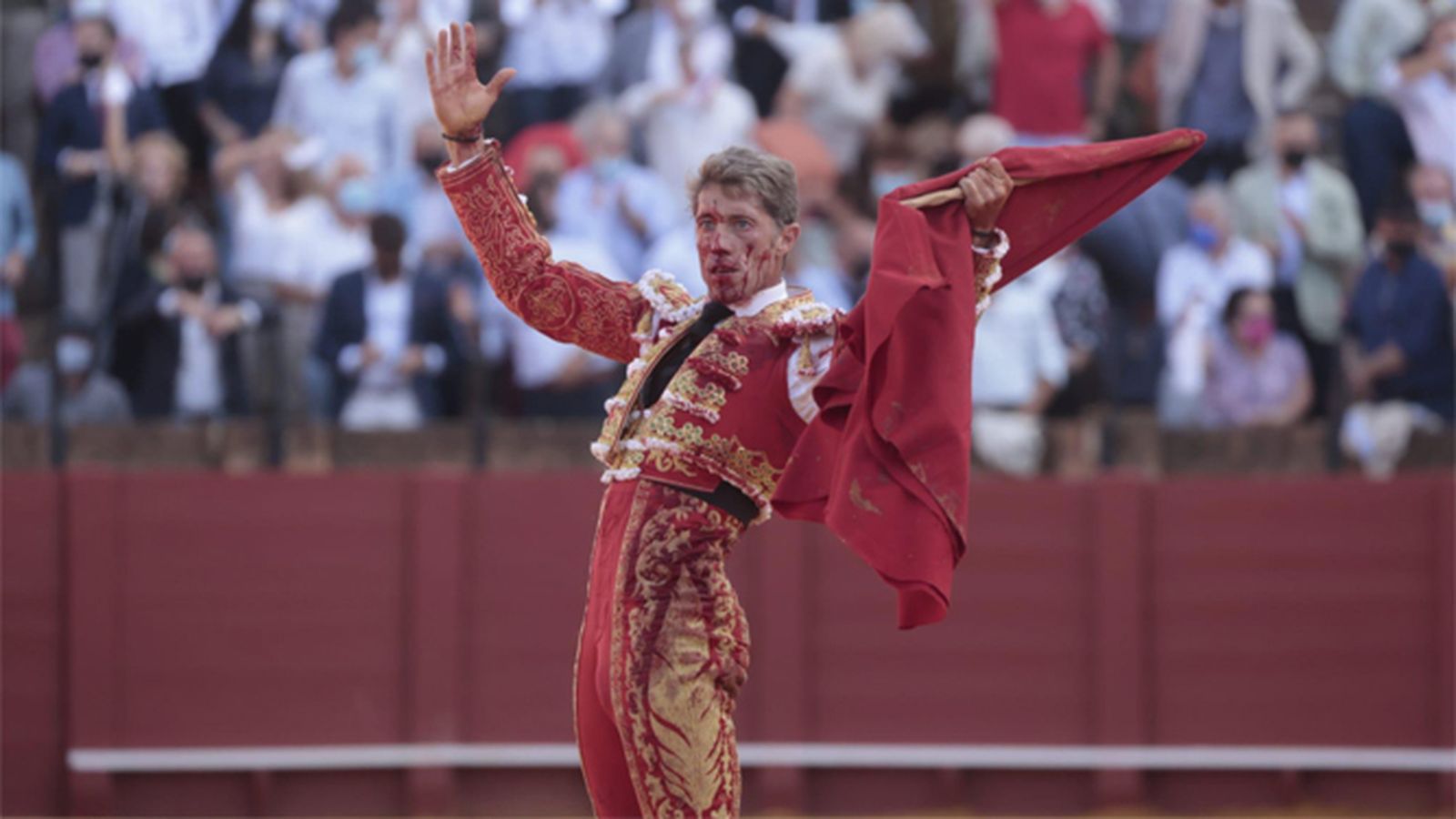 Manuel Escribano desoreja a su primer toro en la última de San Miguel.