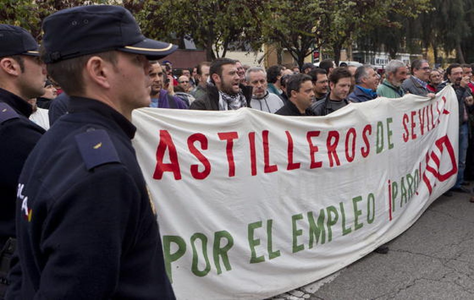 Ex trabajadores de Delphi y de los Astilleros sevillanos se manifiestan en el Parlamento andaluz. /EFE