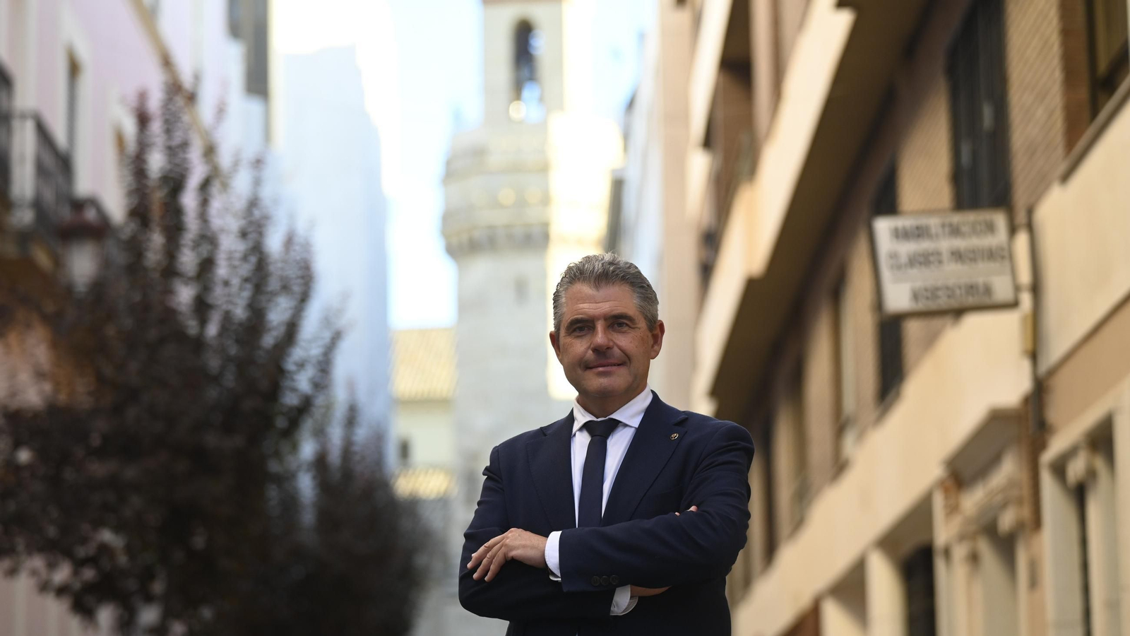 Manuel Murillo posa para 'el Día' ante el campanario de San Nicolás.