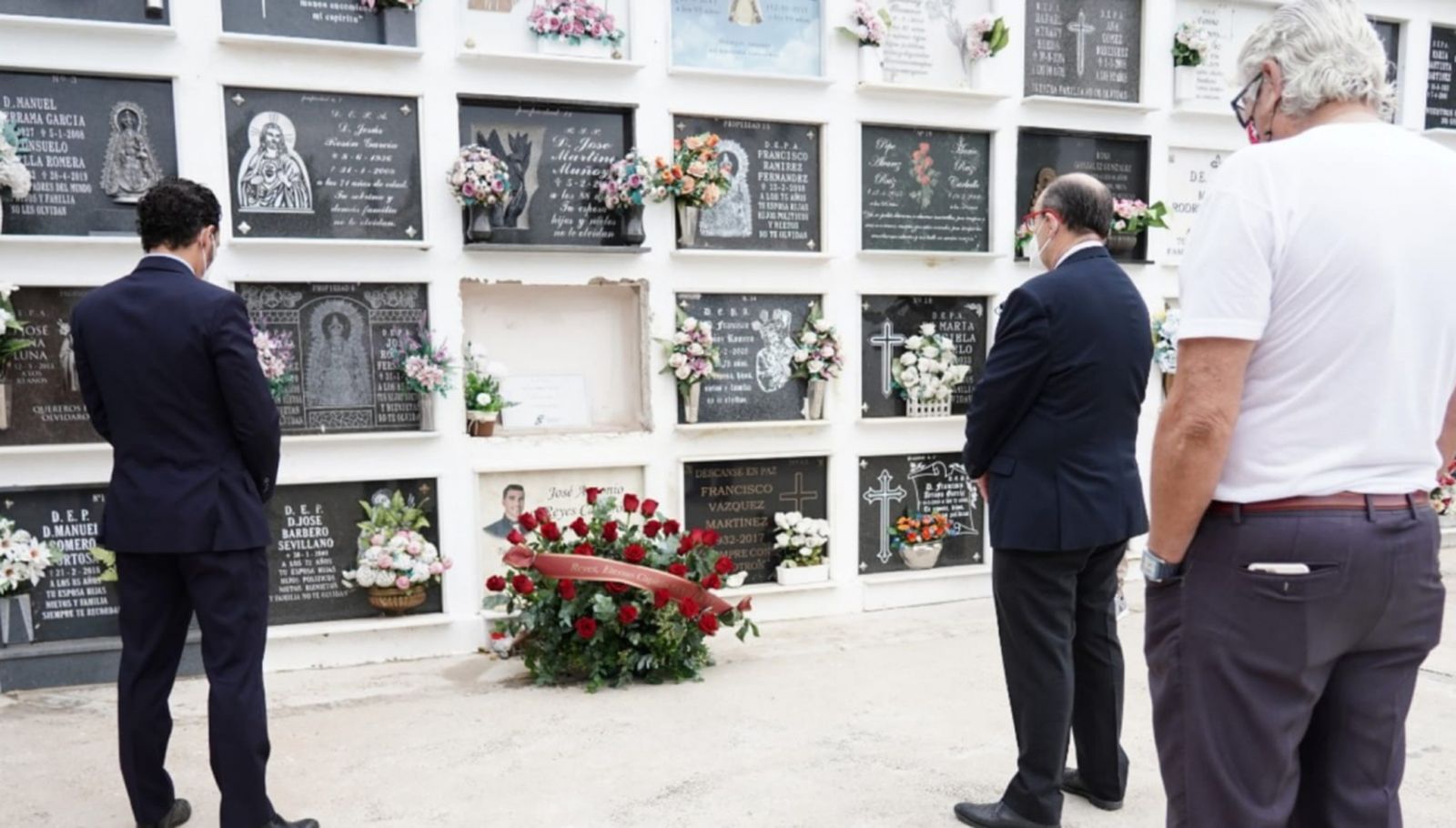 Paco Reyes, José Castro y José María del Nido Carrasco, ante la tumba de José Antonio Reyes.