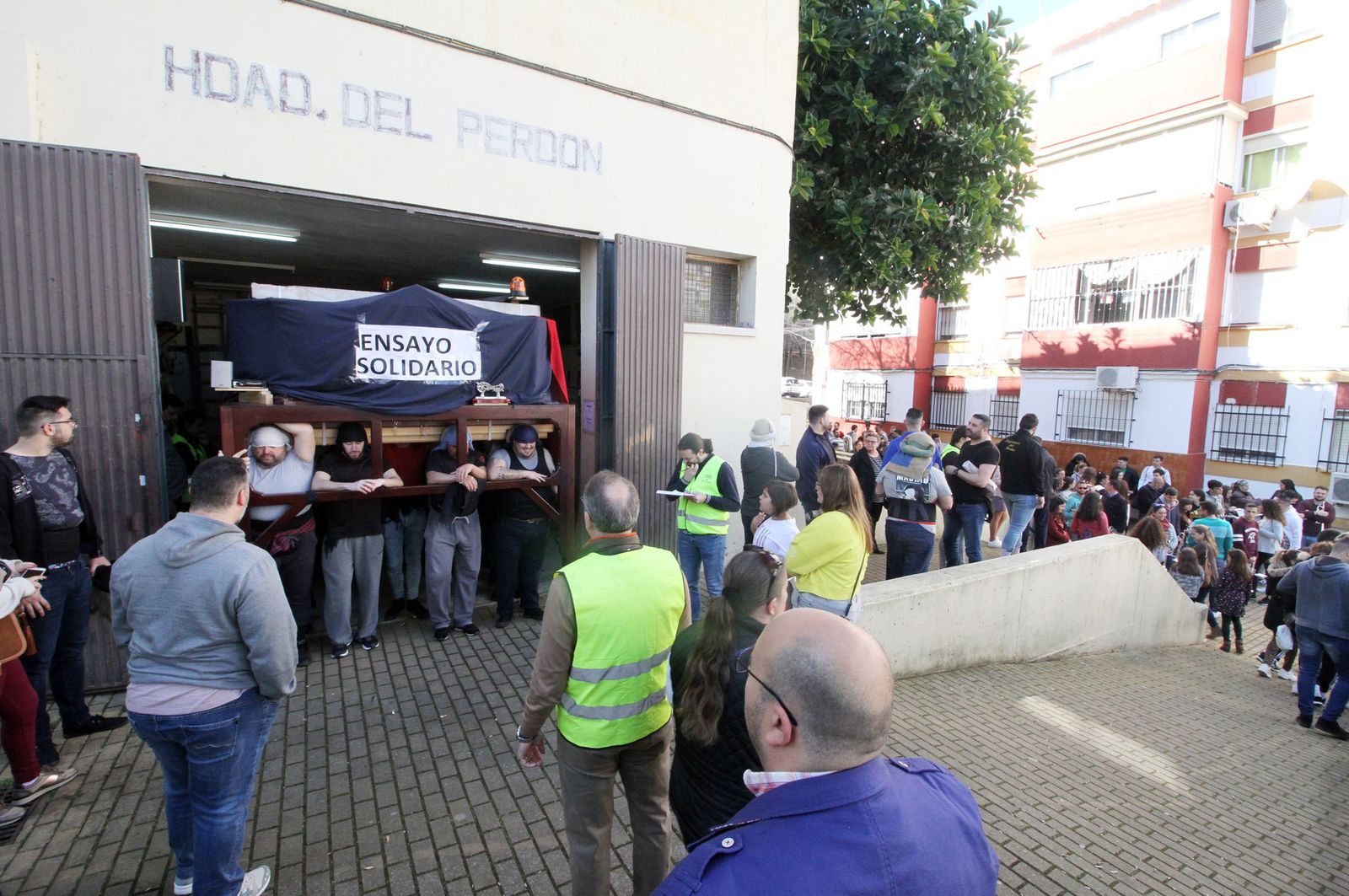 Ensayo solidario de la Hdad del Perdón, en imágenes