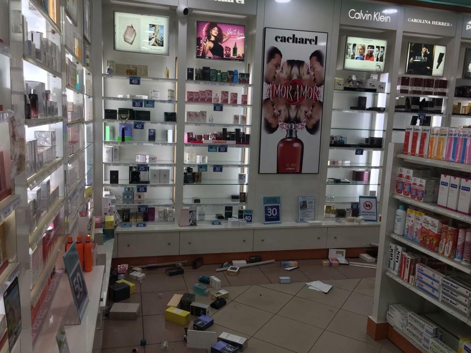 Las imágenes del robo por alunizaje en la perfumería Aromas de Los Bermejales