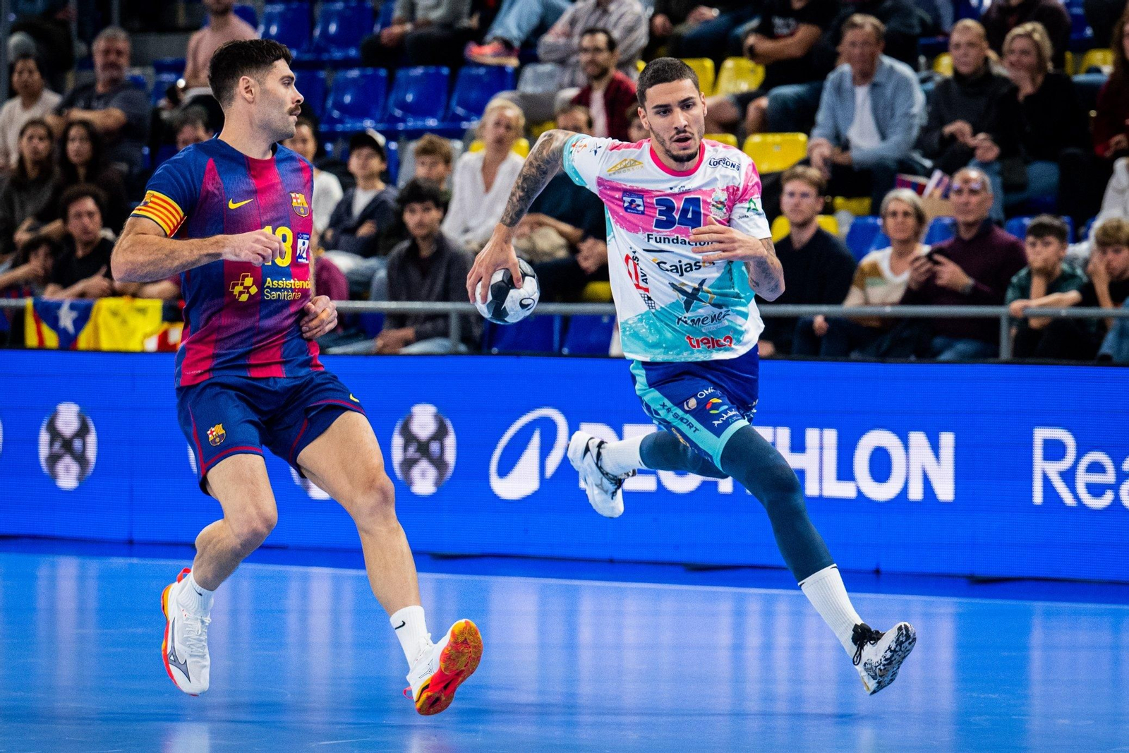 Mario Dorado, extremo del Ángel Ximénez, supera a Blaz Janc, capitán del Barça.