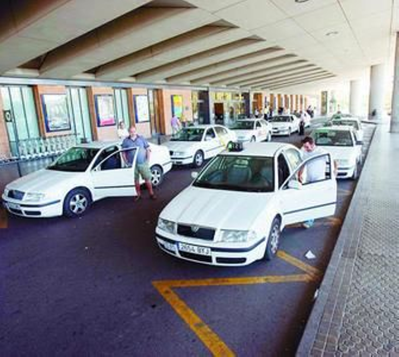 Parada de taxis en la estación de Santa Justa.