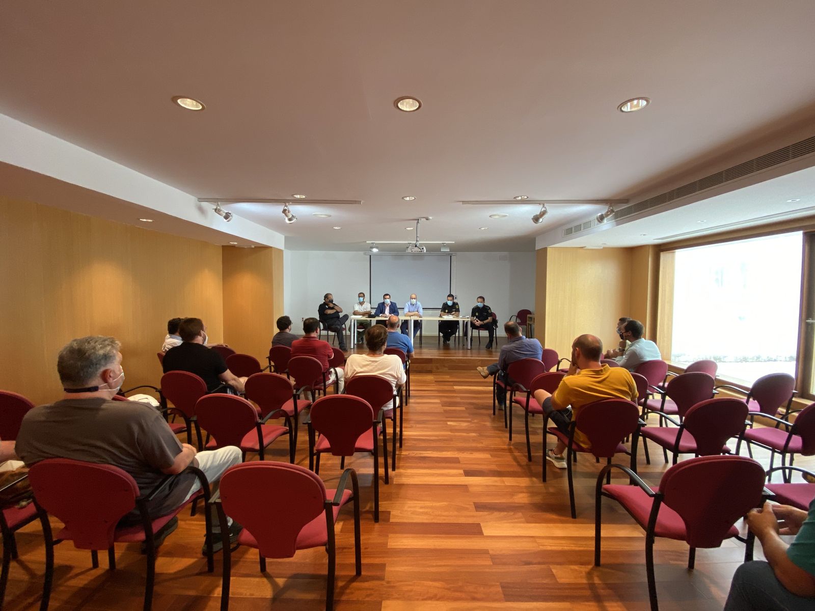 El Plan de Contingencia para el ocio nocturno se ha acordado por el alcalde con los hosteleros y los Cuerpos de Seguridad.