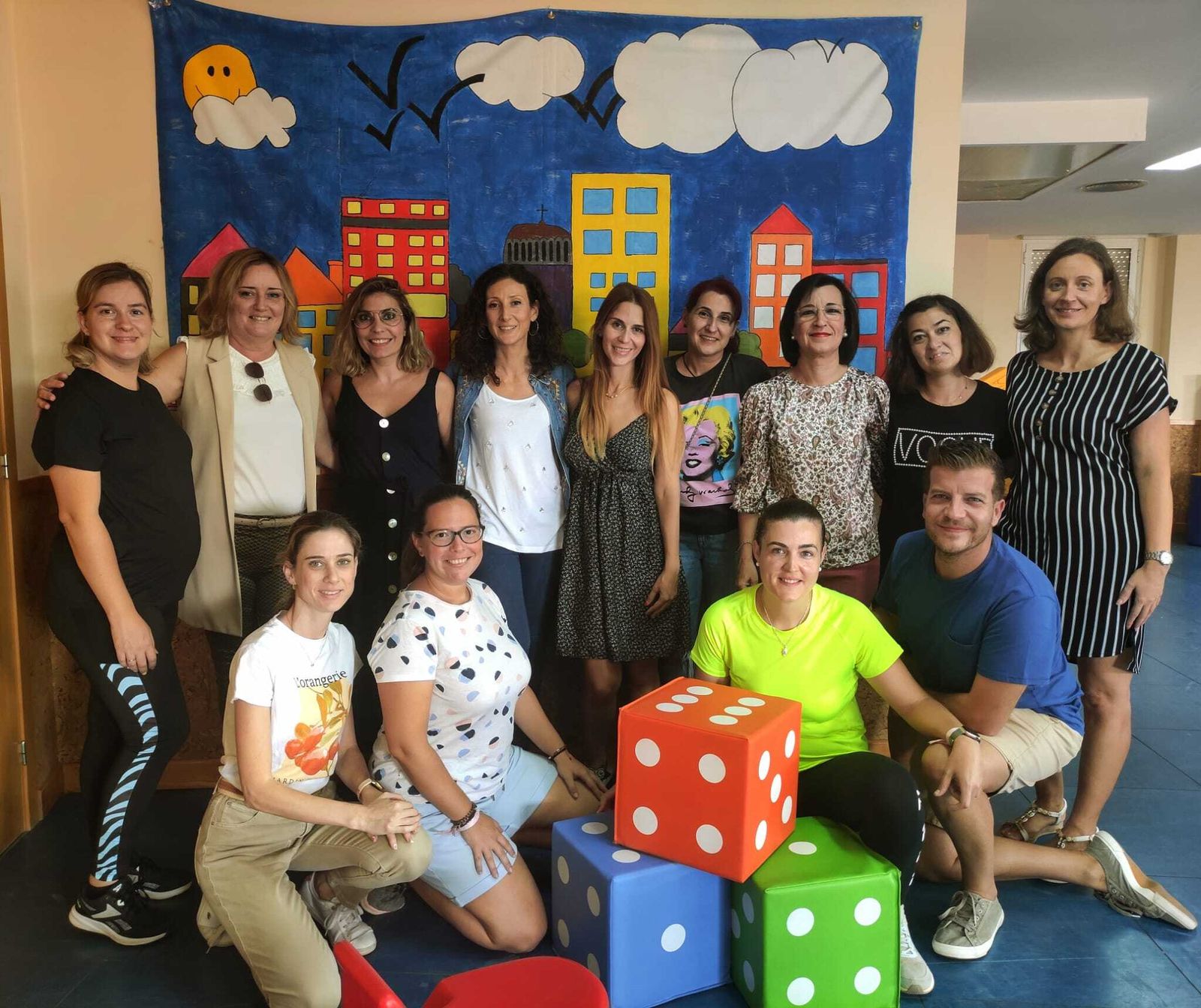 La concejal Carolina Pérez con los monitores de la ludoteca.