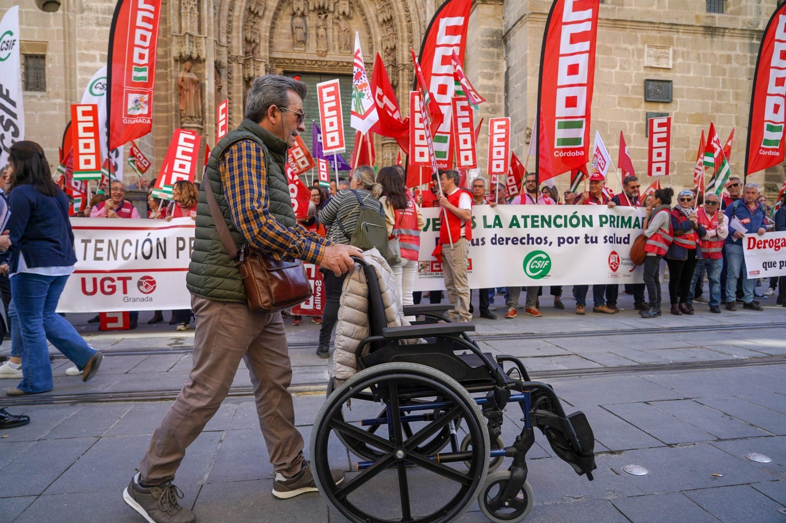 Concentración sindical frente a la Consejería de Salud durante las protestas por la orden de tarifas.