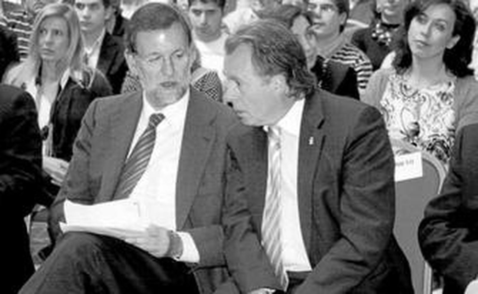 Mariano Rajoy charla en Lucena con el candidato a la Alcaldía, Manuel Gutiérrez.