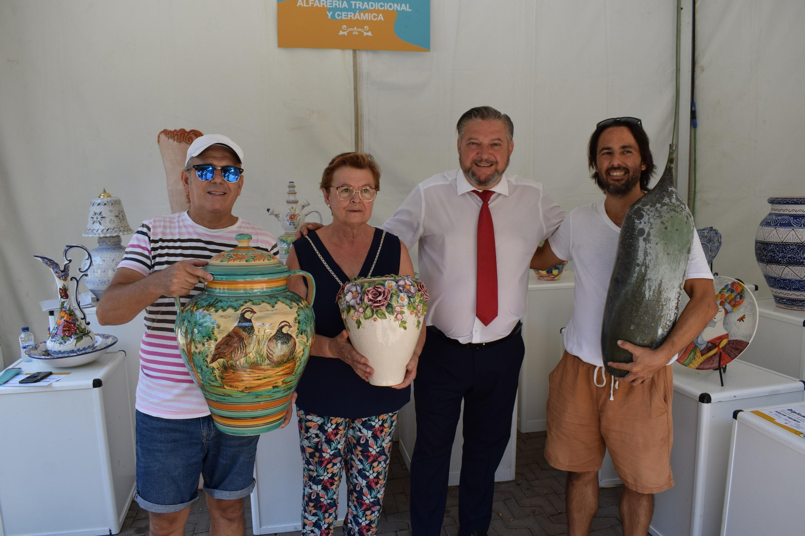 A la izquierda, la parra de dos asas que ha ganado el concurso.