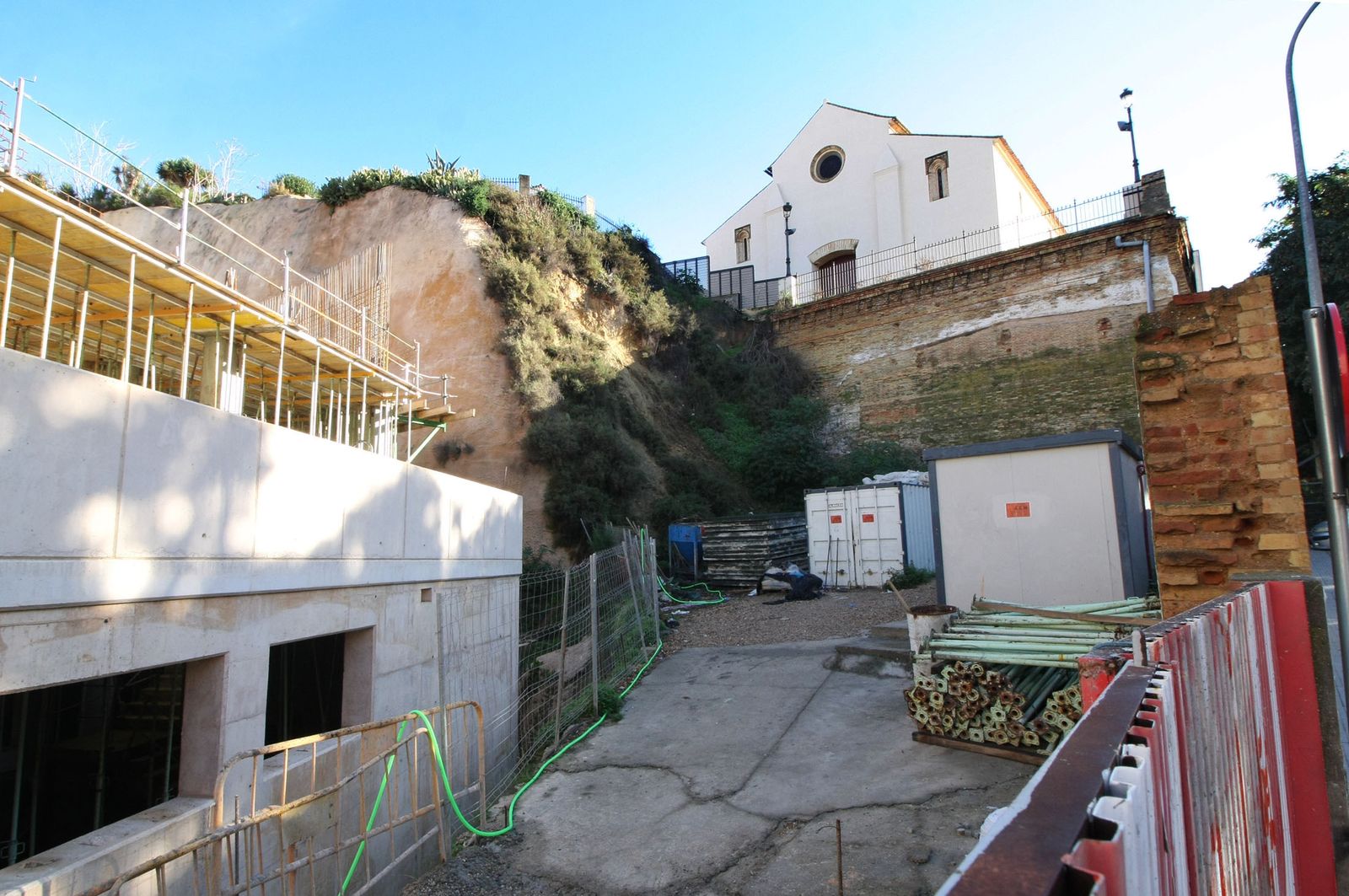 Aquí queda un espacio para una plaza pública.