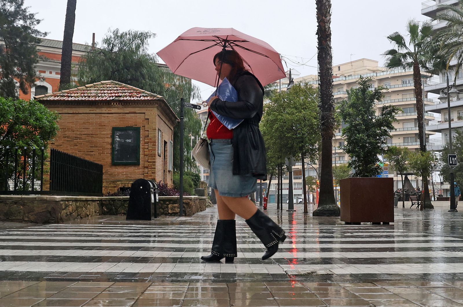 Imágenes de una mañana lluviosa en la capital