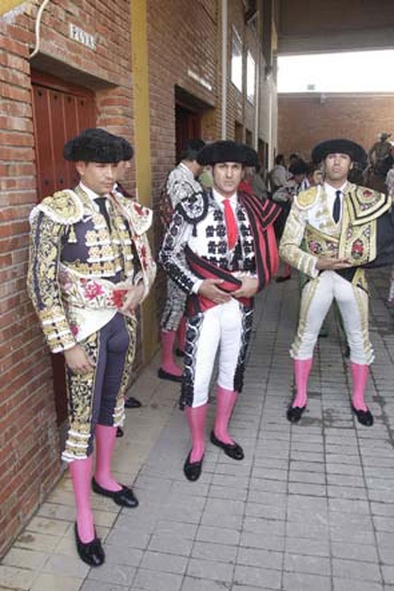 Los tres matadores en el patio de cuadrillas antes de hacer el paseíllo.

Foto: Erasmo Fenoy