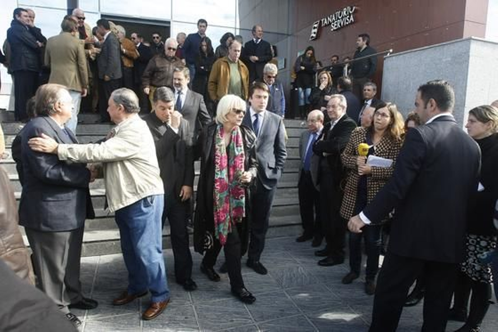 Cientos de personas acuden al funeral del concejal Evelio Ingunza.

Foto: Jose Braza