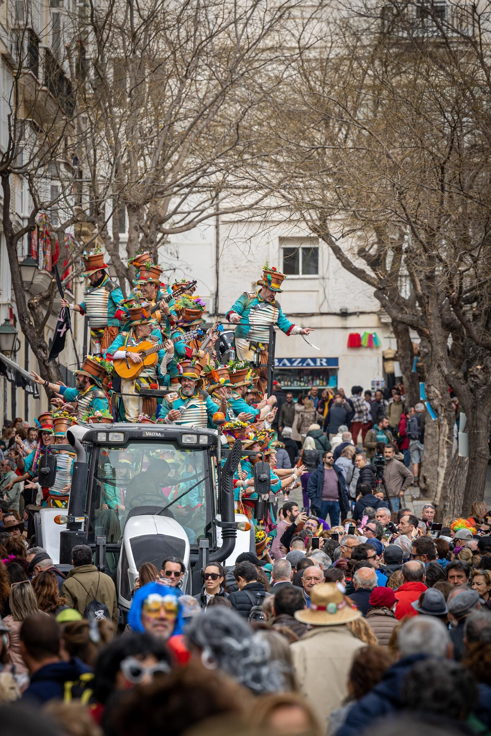 Imágenes del lunes de coros e ilegales del Carnaval de Cádiz 2023