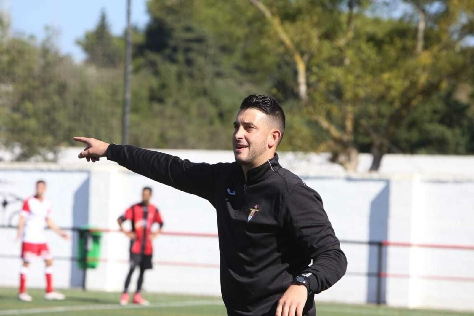 Buyo da instrucciones a los jugadores industrialistas durante un partido.