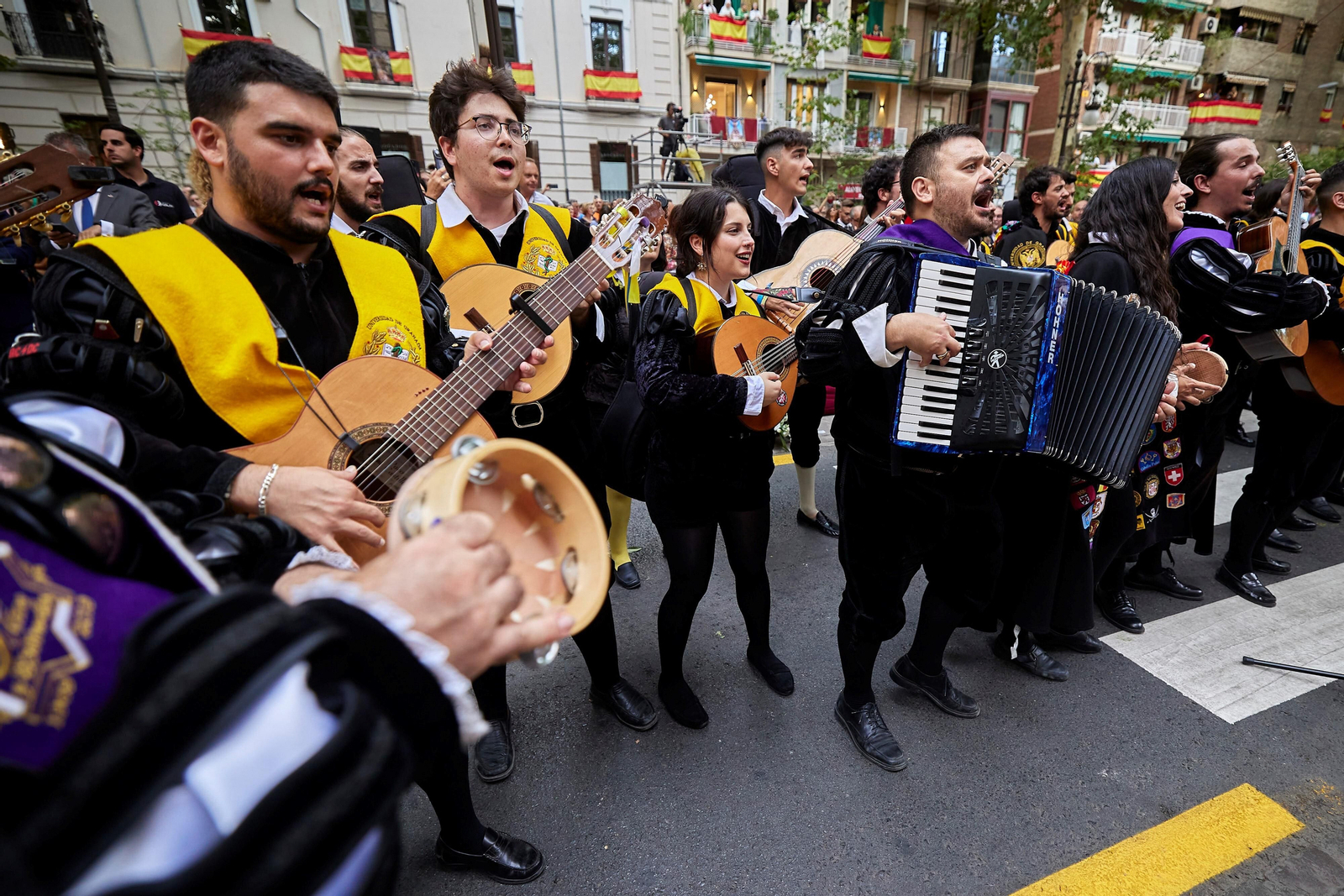 Granada se vuelca con la ofrenda floral en la Basílica de la Virgen de las Angustias