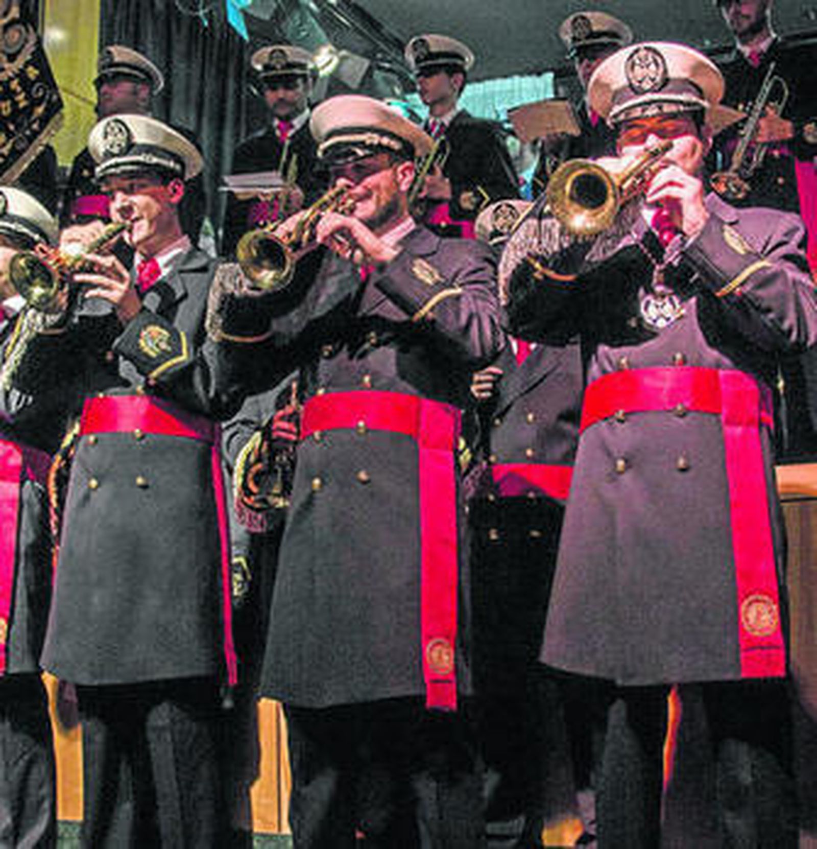 El uniforme tiene muchos detalles de nuestra ciudad con el sol de Portocarrero o el fajín y corbata roja.
