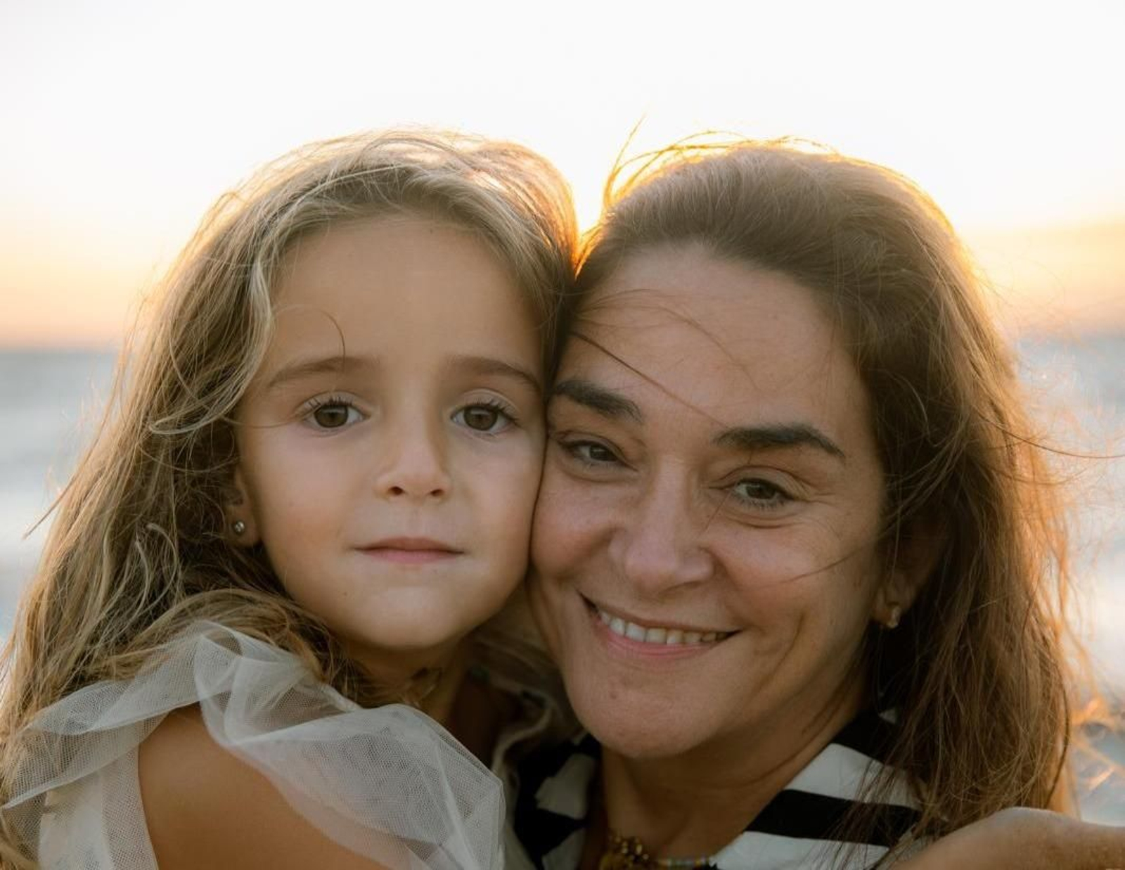 Toñi Moreno, junto a su hija, con el atardecer de Sanlúcar de fondo. Toñi Moreno, junto a su hija, con el atardecer de Sanlúcar de fondo.