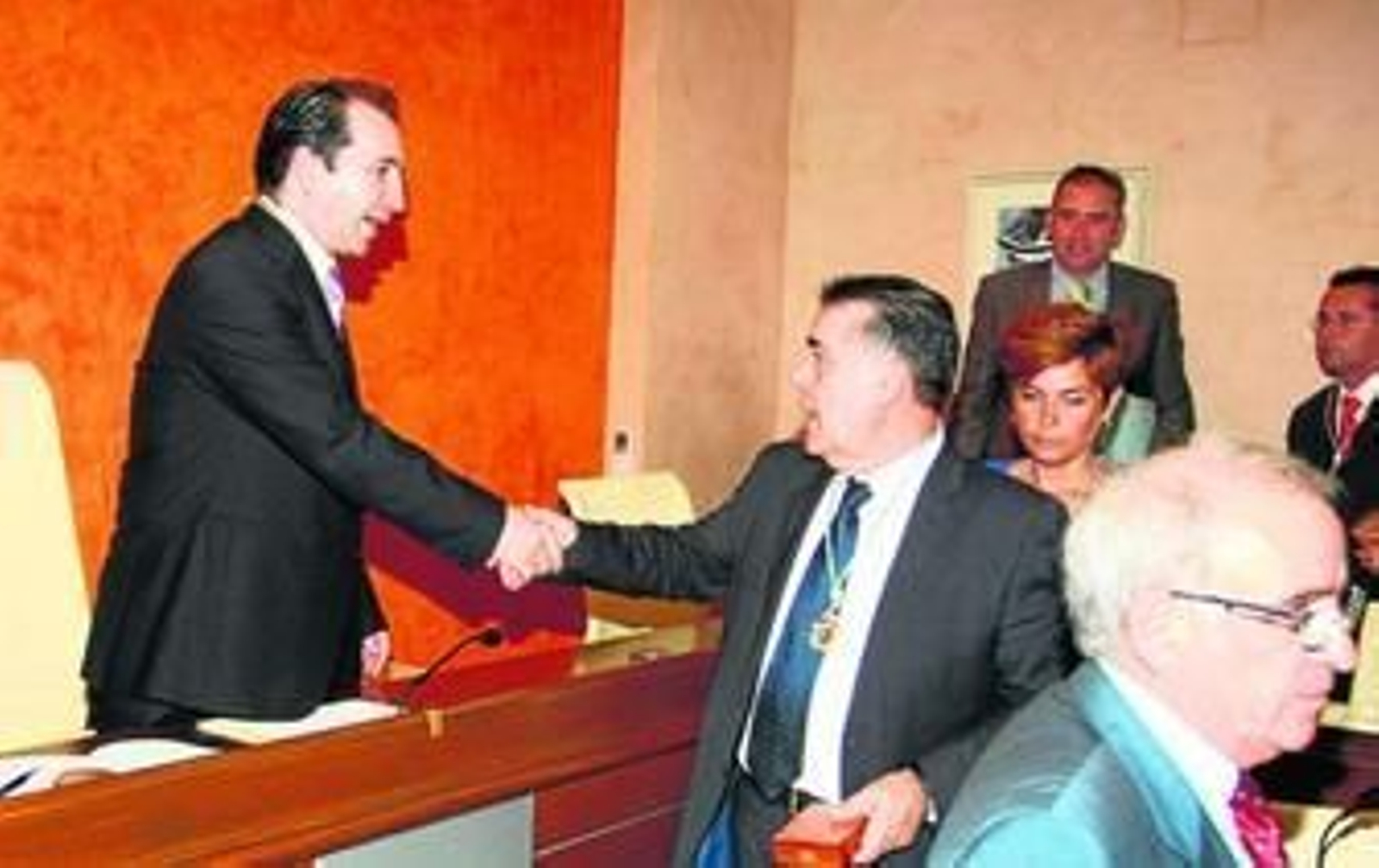 El socialista Francisco Bella fue uno de los primeros en felicitar al nuevo alcalde, José Antonio Domínguez.
